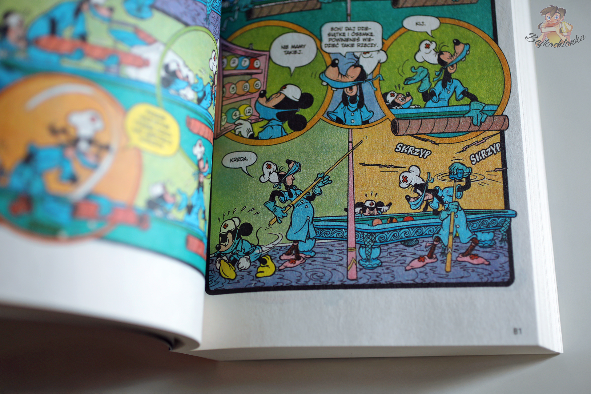 Kadr z komiksu Disneya – Miki i Goofy przy stole bilardowym.