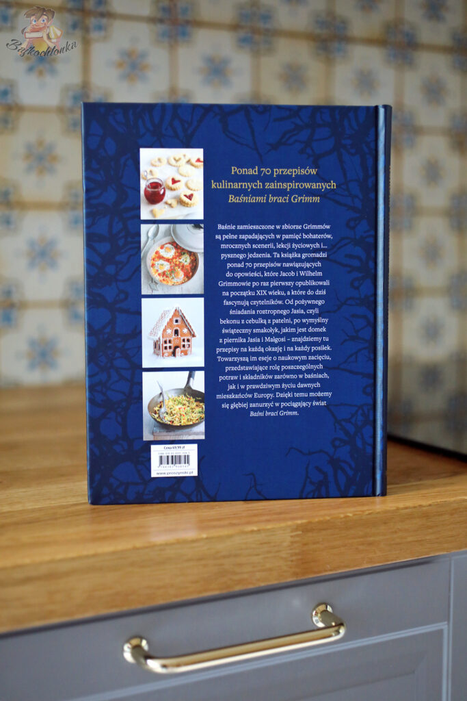 Tył książki „Książka kucharska braci Grimm” z opisem i zdjęciami przepisów inspirowanych baśniami.