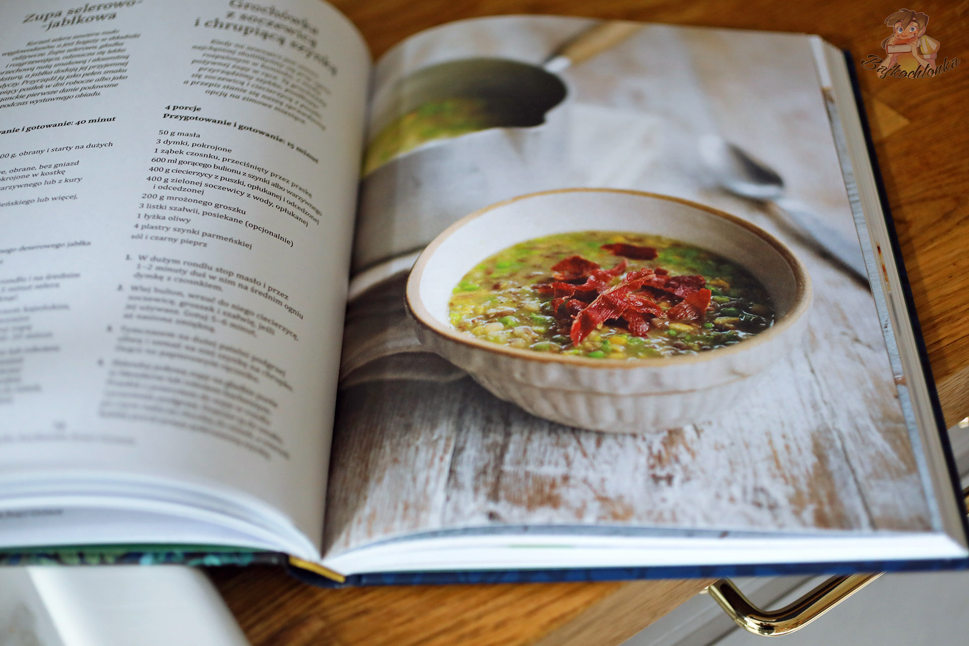 Strona książki kucharskiej braci Grimm z przepisem na zupę selerowo-jabłkową i zdjęciem dania.