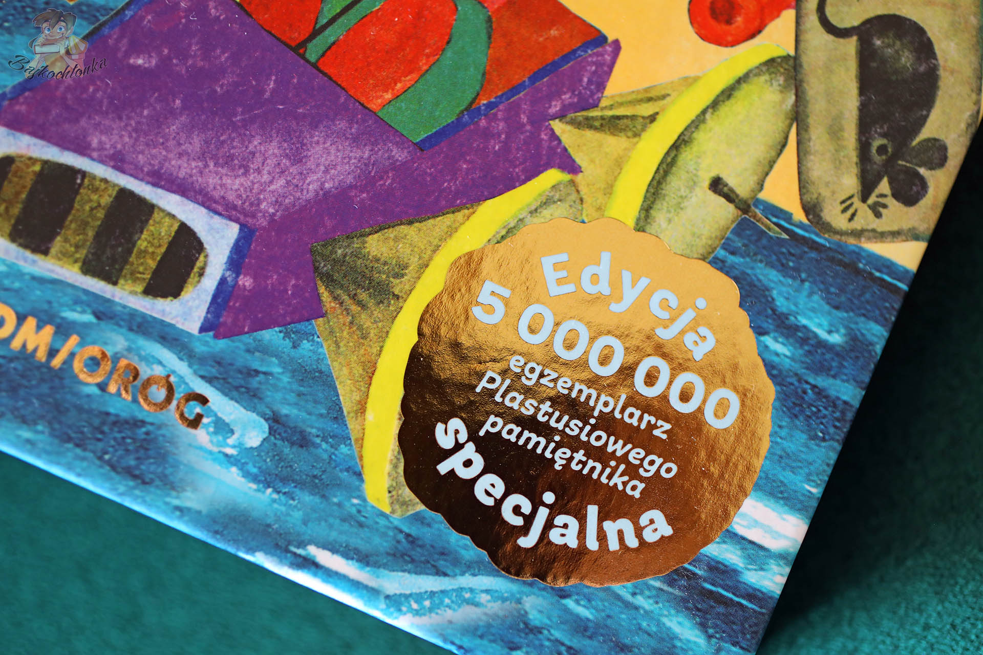 Naklejka na okładce – edycja specjalna 5 000 000 egzemplarzy Plastusiowego pamiętnika