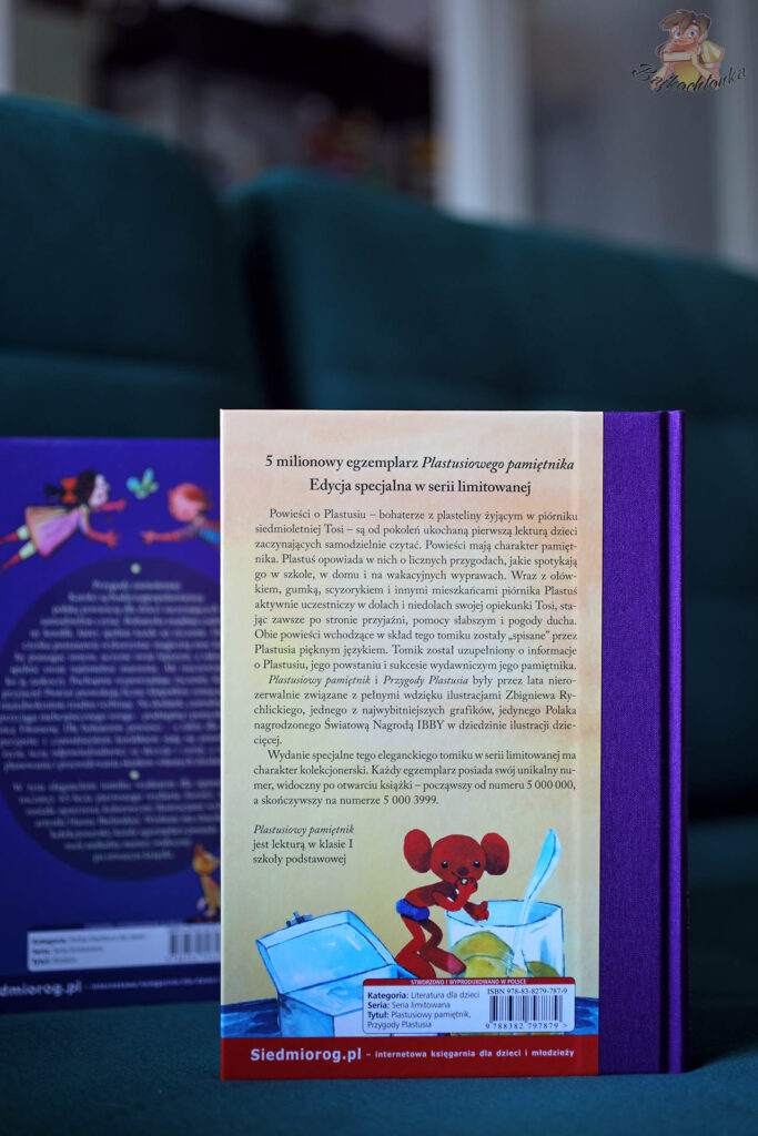 Tył jubileuszowego wydania Plastusiowego pamiętnika – opis książki i ilustracja Plastusia