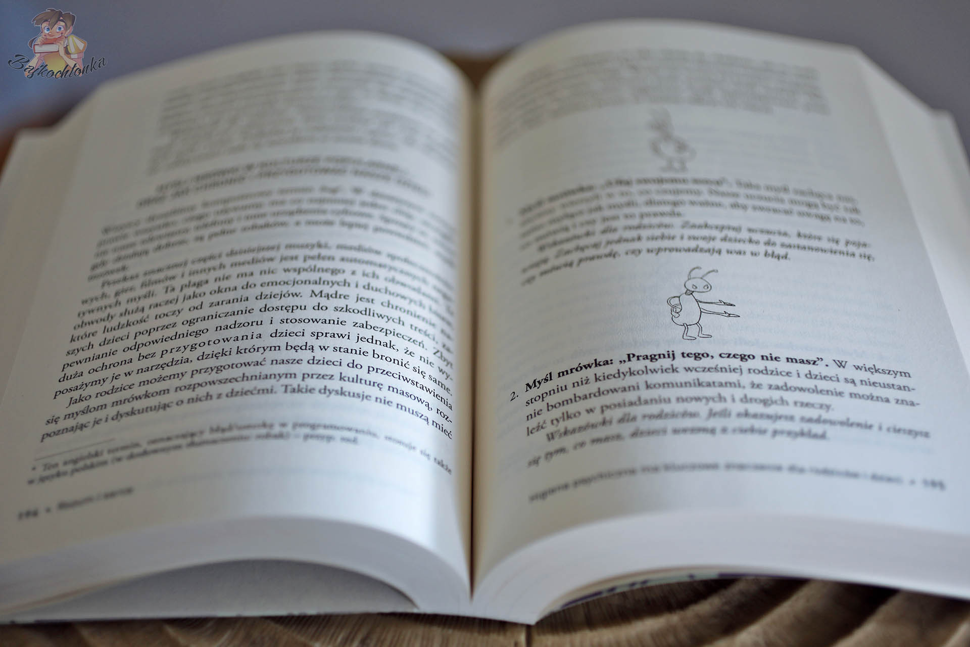 Rozkładówka „Rozum i serce” z ilustracją mrówki – część o automatycznych negatywnych myślach (ANTs) i budowaniu odporności psychicznej dziecka.