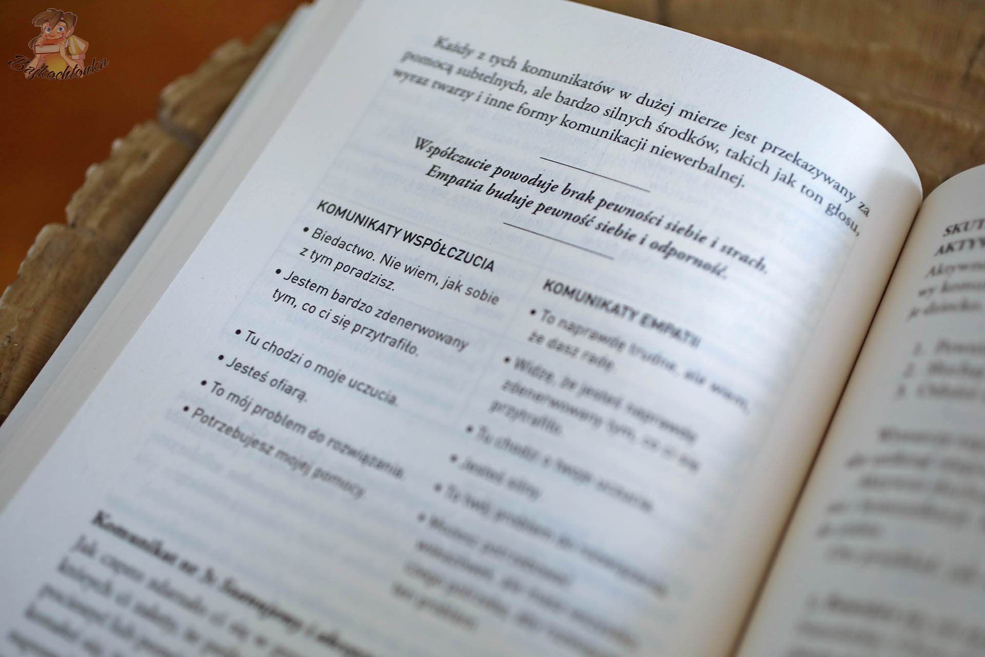 Strona poradnika „Rozum i serce” z tabelą komunikatów empatii i współczucia – przykłady zdań wspierających pewność siebie dziecka.