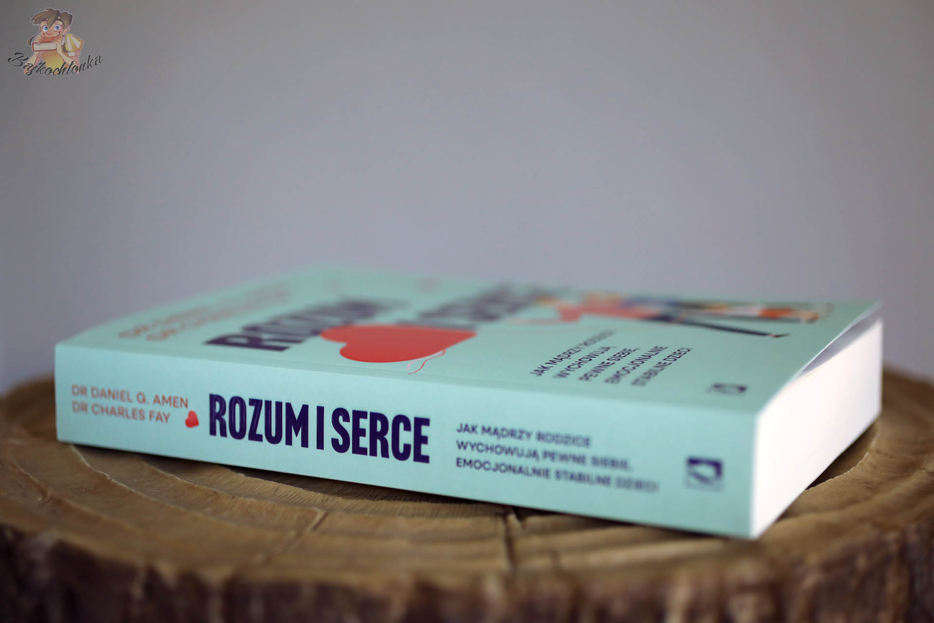 Książka „Rozum i serce” ułożona na drewnianym blacie, widoczny grzbiet i tytuł – poradnik o neuronauce i miłości w wychowaniu dzieci.