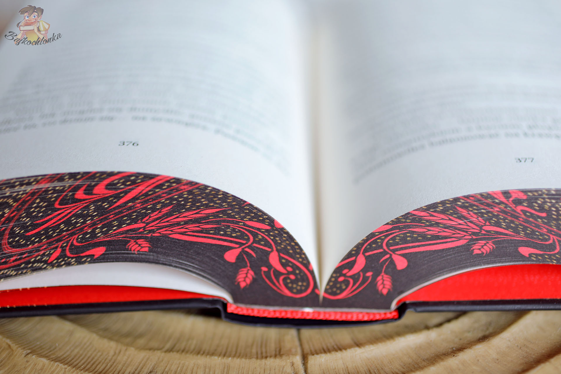 Barwione brzegi książki Szepty Mokoszy – wydanie kolekcjonerskie