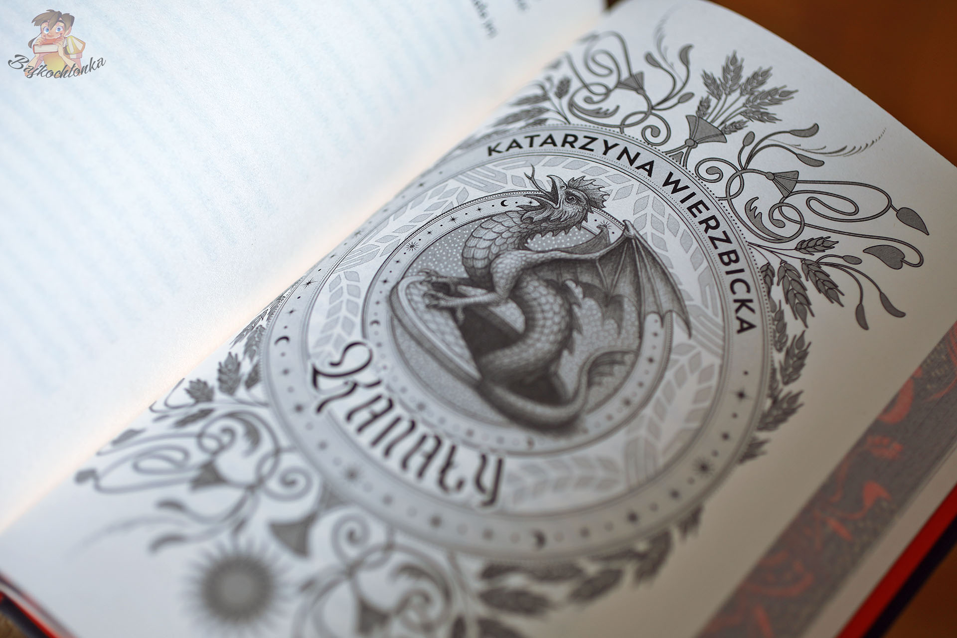 Ilustracja smoka z opowiadania Katarzyny Wierzbickiej w książce Szepty Mokoszy