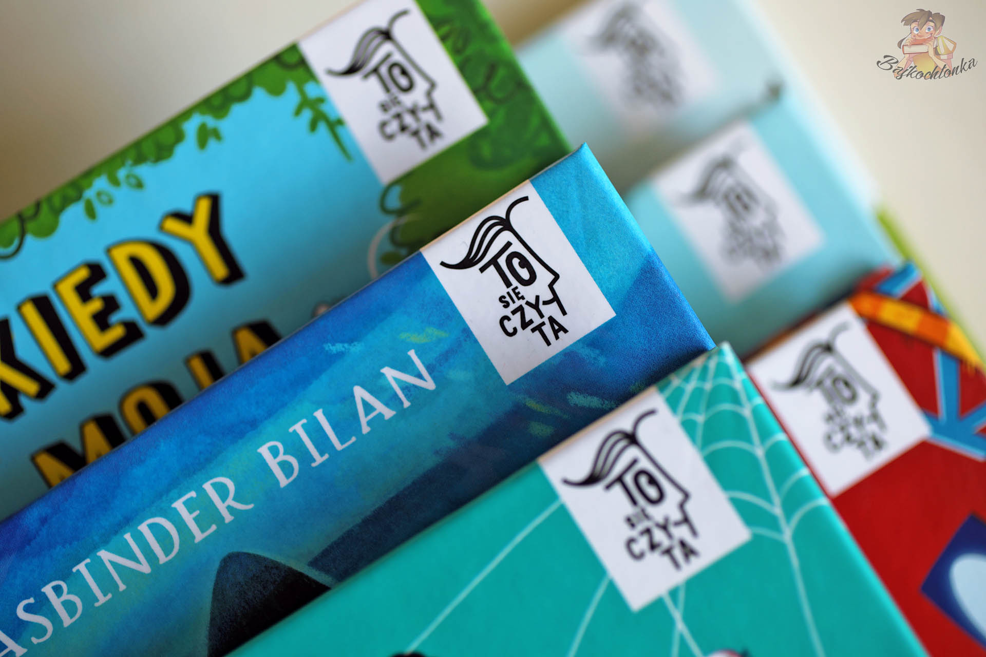 Logo serii To się czyta na grzbietach książek wydawnictwa Dwukropek