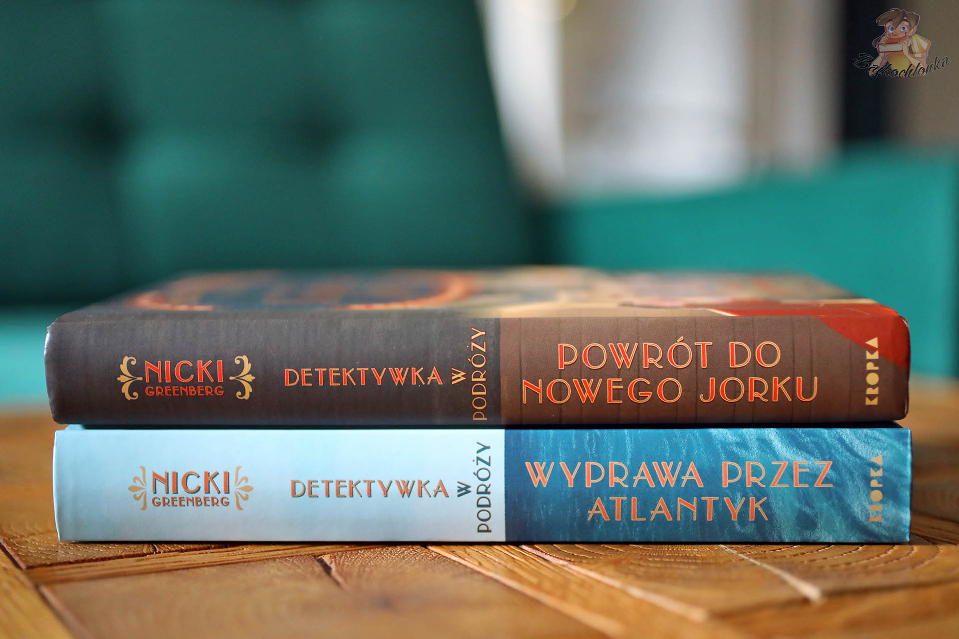 Grzbiety dwóch tomów serii – Wyprawa przez Atlantyk i Powrót do Nowego Jorku obok siebie.