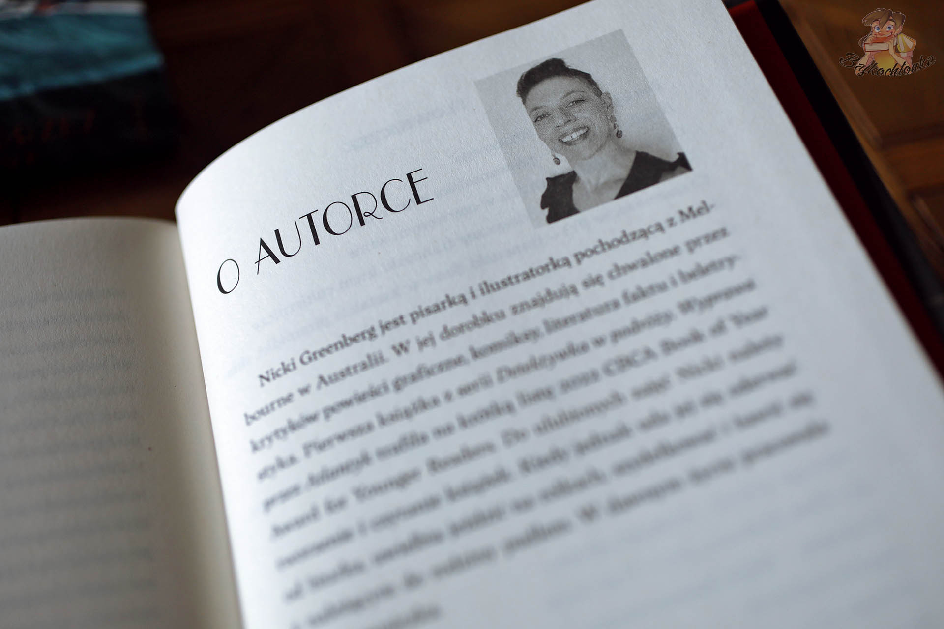 „O autorce” – Nicki Greenberg; kilka zdań o twórczyni serii Detektywka w podróży.