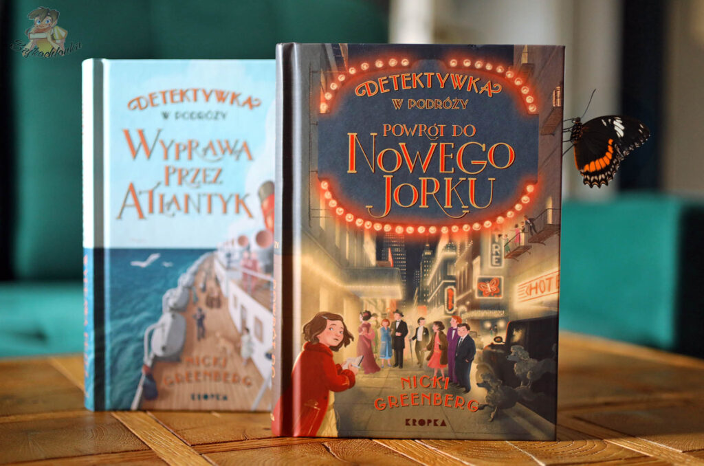 Okładka tomu Detektywka w podróży. Powrót do Nowego Jorku; w tle pierwszy tom Wyprawa przez Atlantyk — seria rośnie w siłę.