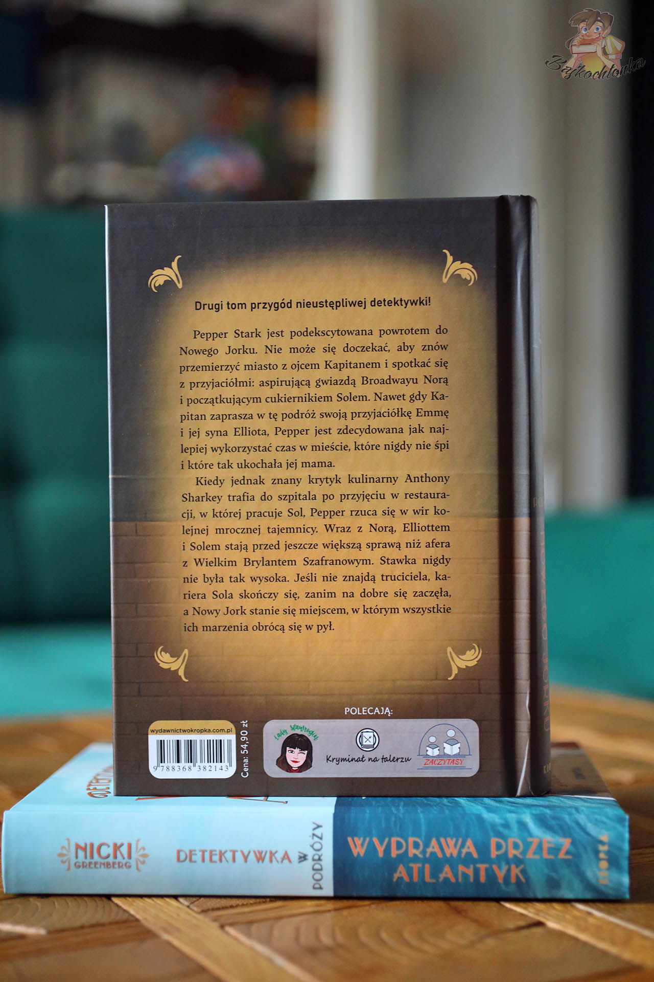 Tył okładki – zapowiedź zagadki i emocji; wydanie Wydawnictwa Kropka.Tył okładki – zapowiedź zagadki i emocji; wydanie Wydawnictwa Kropka.