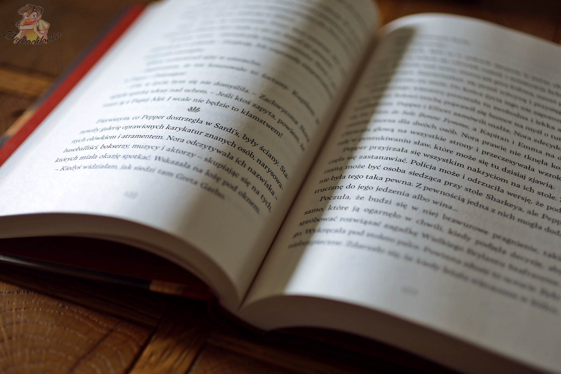 Wnętrze książki – dynamiczna narracja i dyskretnie stylizowane dialogi budują klimat Nowego Jorku lat 20.