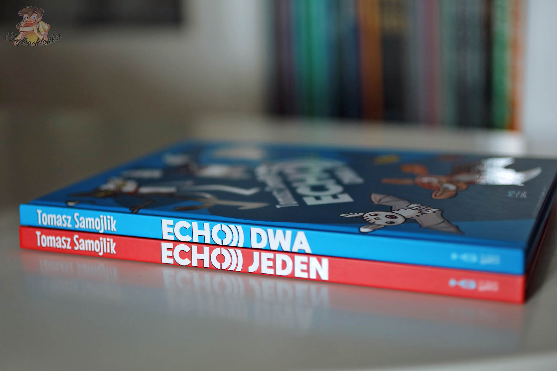 Echo Dwa i Echo Jeden — grzbiety serii obok siebie