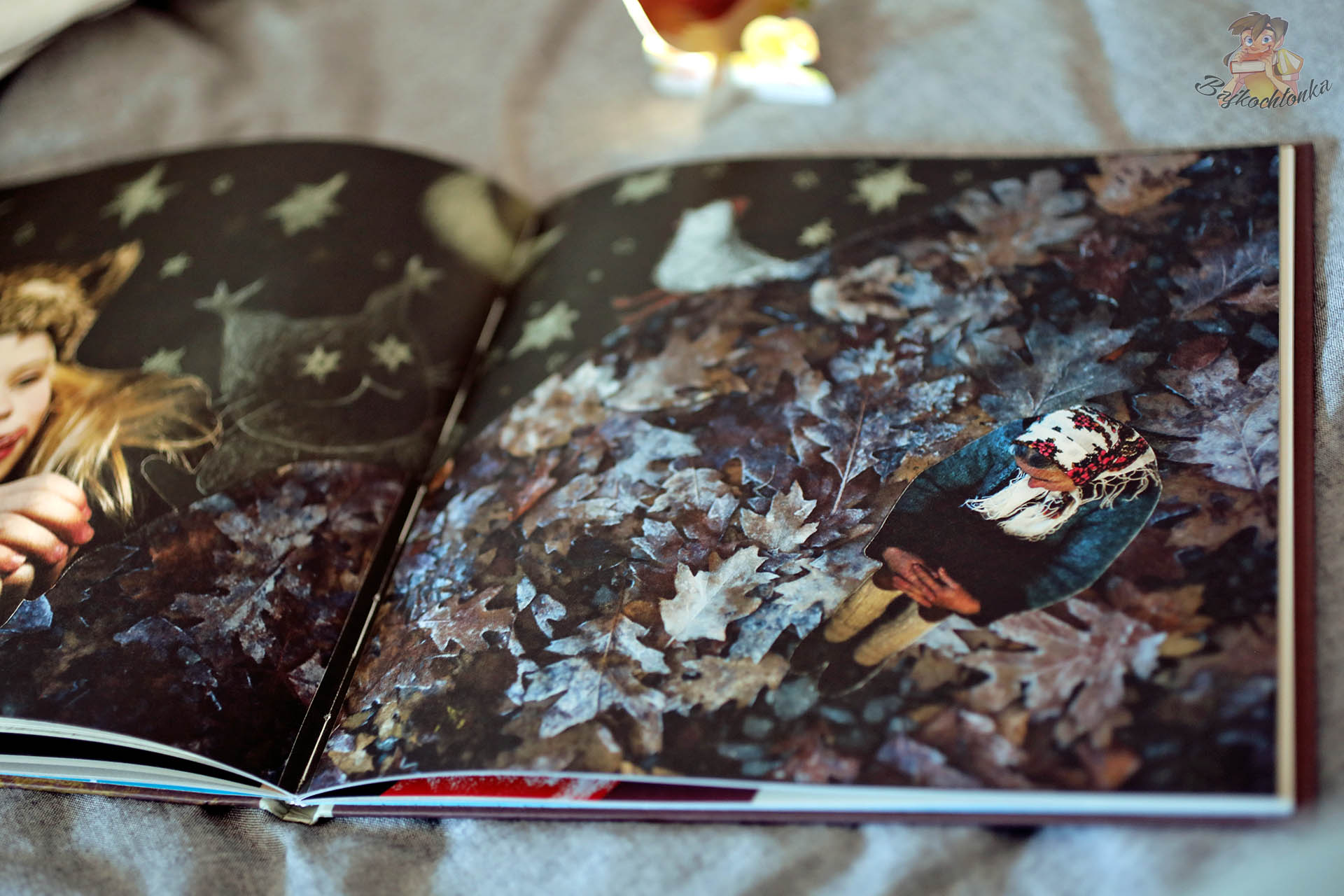 Jesienne liście i postać babci w chuście – kolaż z książki „Gwiazdozbiór Kury”