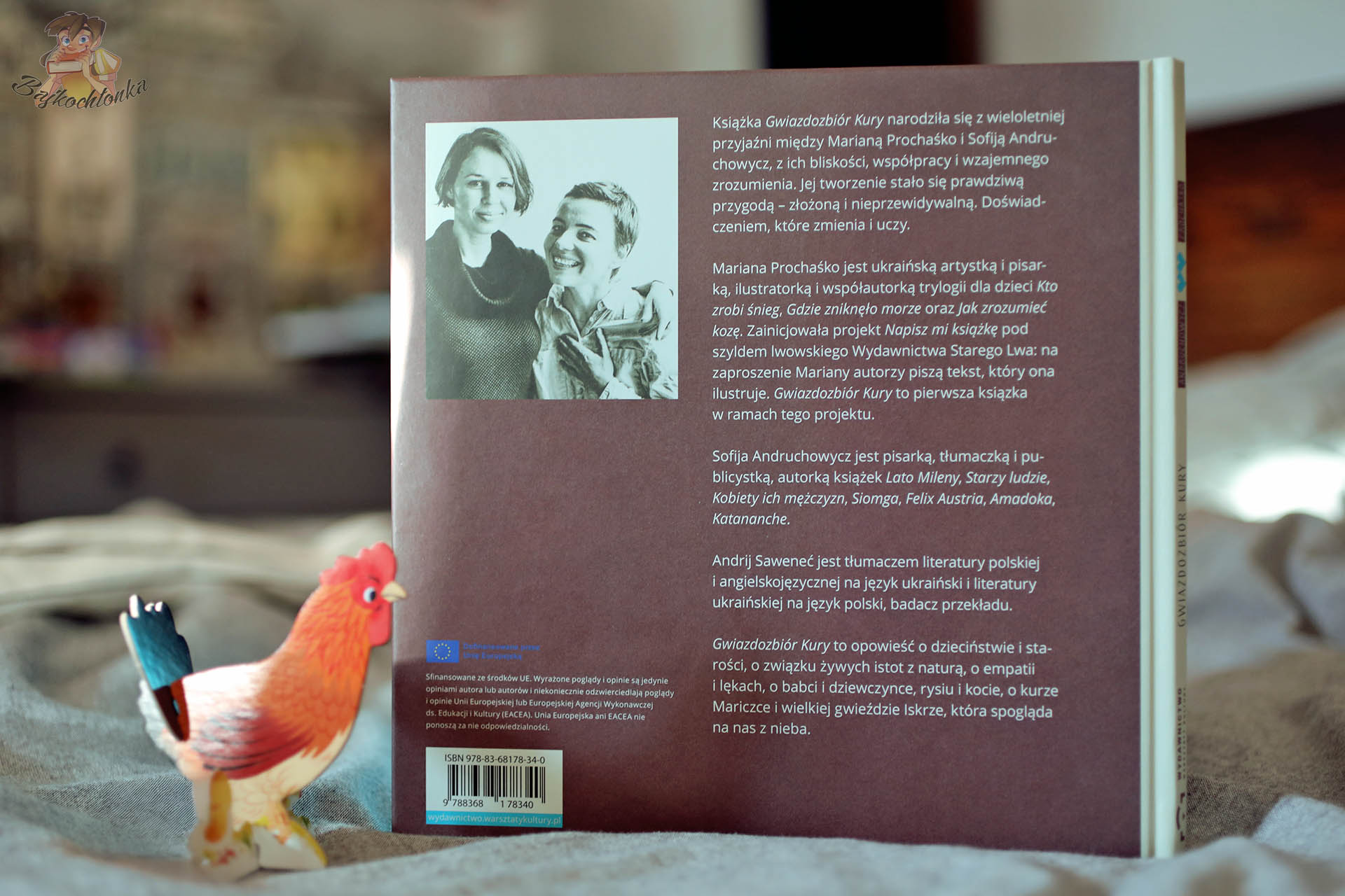 Tył okładki „Gwiazdozbioru Kury” – nota wydawcy i sylwetki autorek.