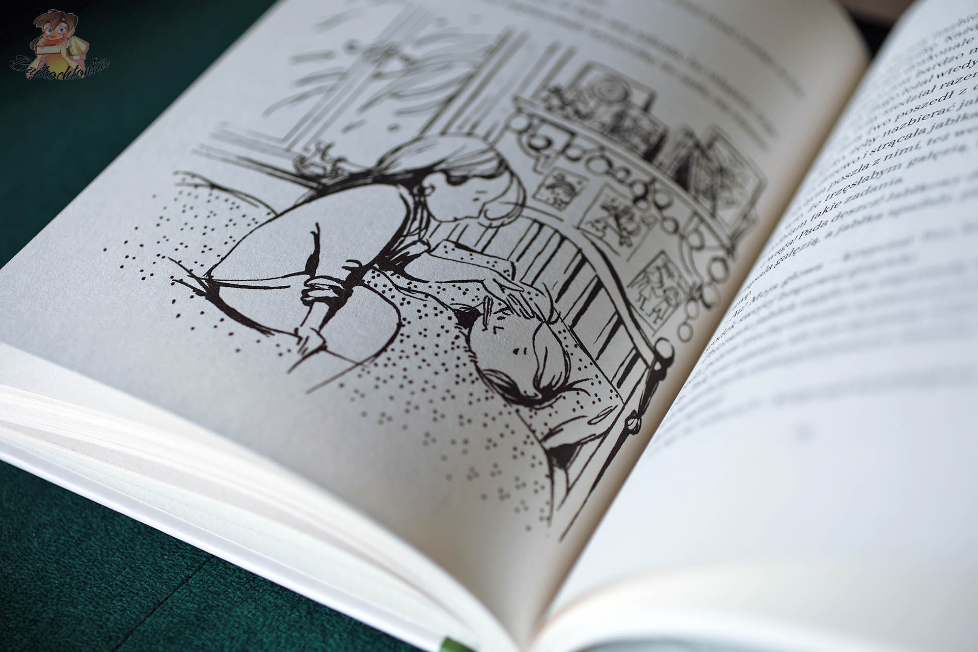 Ilustracja: Jania troskliwie sprawdza Iwu czoło przy łóżku – czuła scena opieki podczas choroby