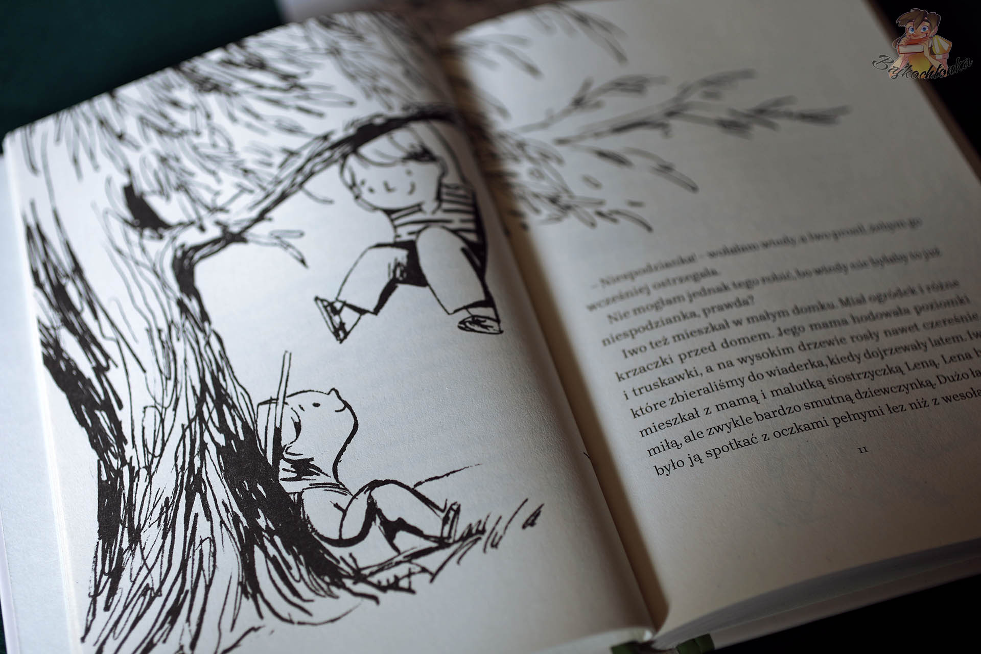 Ilustracja: Jania i Iwo wspinają się na ulubione drzewo – beztroska zabawa na świeżym powietrzu