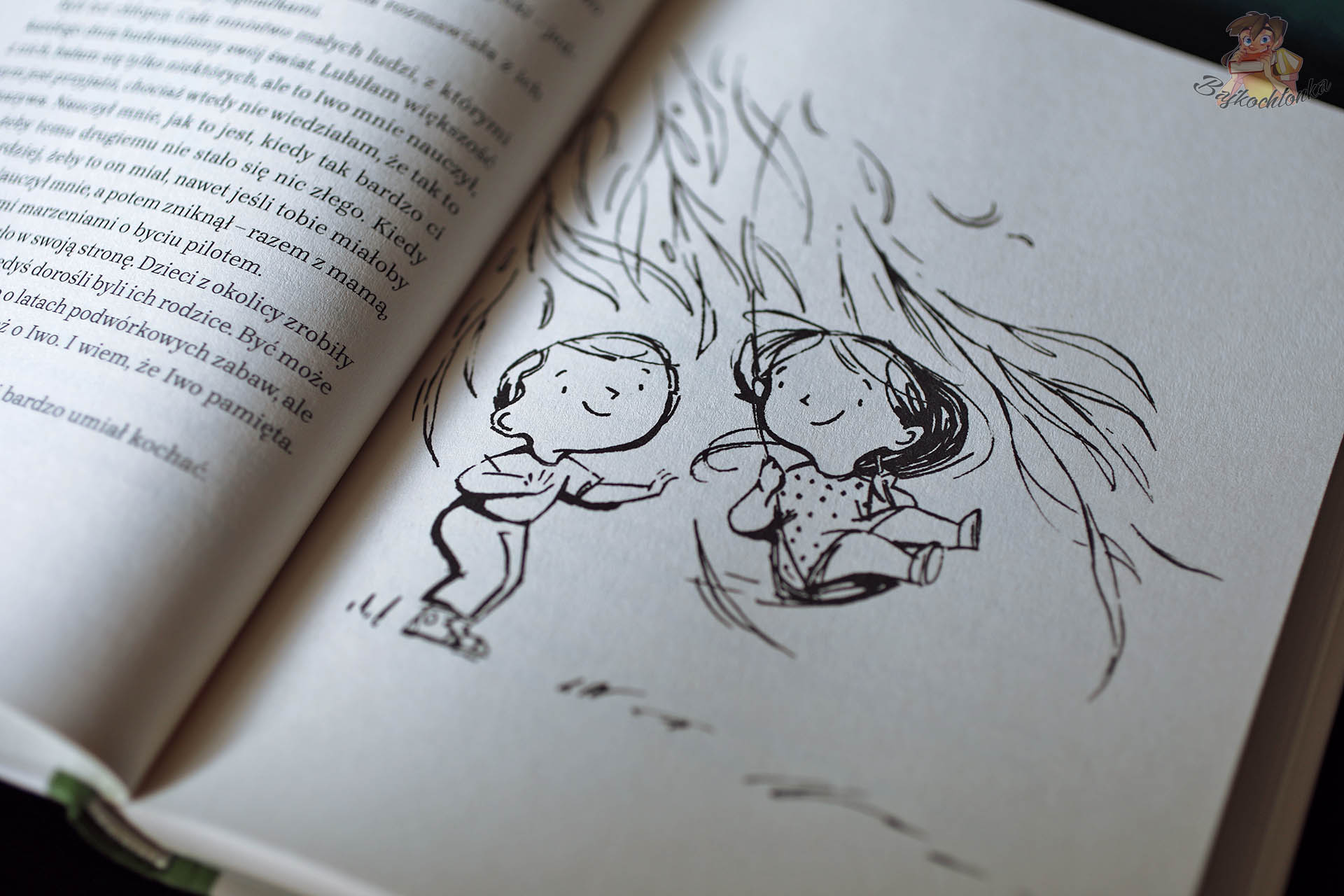 Ilustracja: Jania i Iwo bawią się pod koroną drzewa – spokojna codzienność i przyjaźń