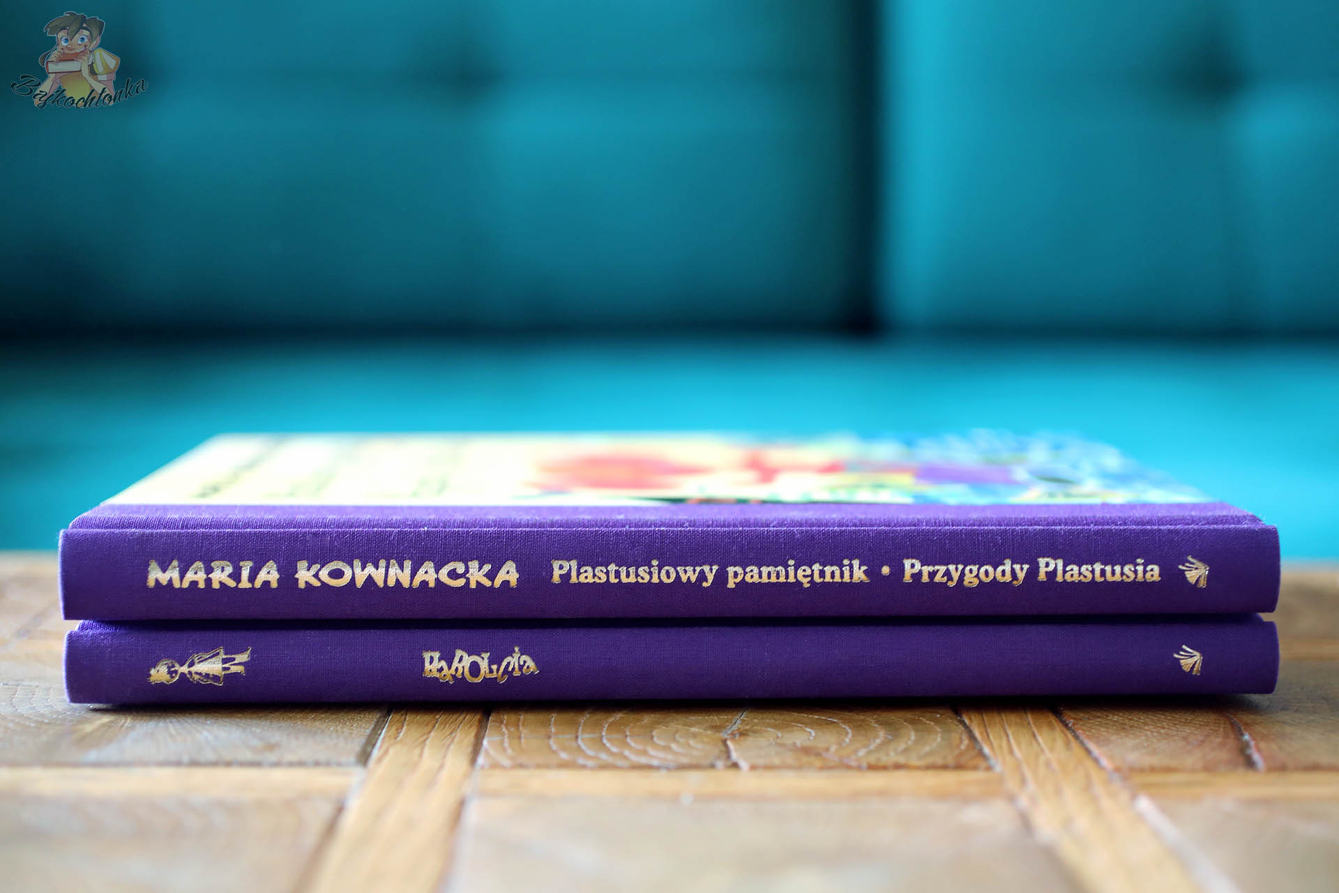 Grzbiety kolekcjonerskich wydań książek Karolcia Marii Krüger i Plastusiowego pamiętnika Marii Kownackiej – płócienne, fioletowe oprawy ze złotymi napisami.