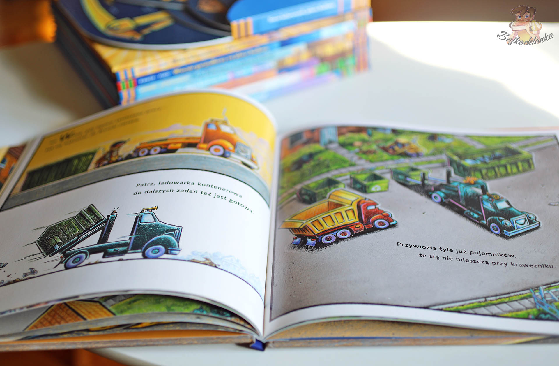 Rozkładówka z ładowarką kontenerową, hakowcem i wywrotką z książki Kłopot śmieciowy na placu budowy – detale maszyn dla dzieci.