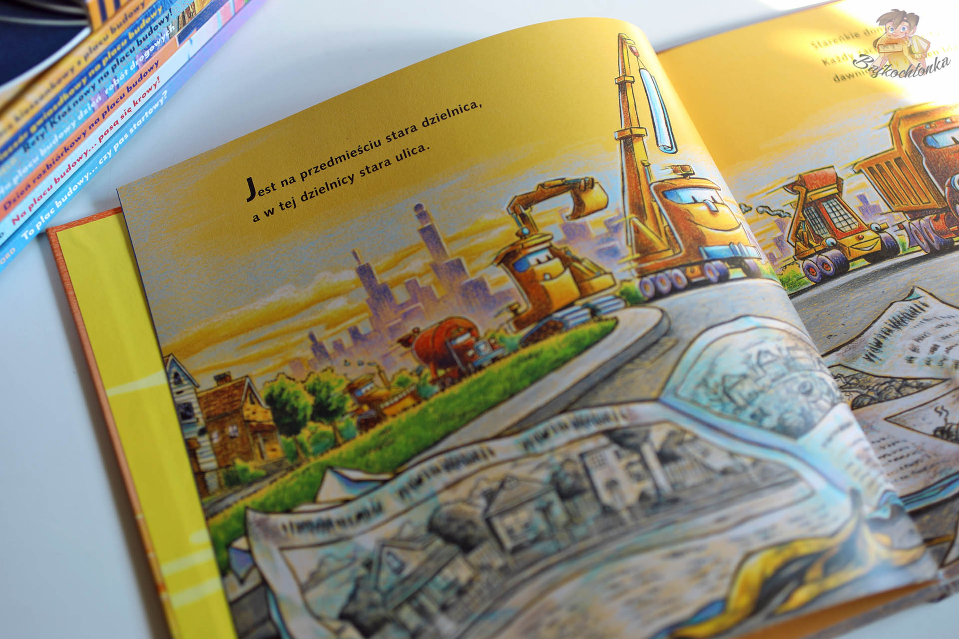 Stara dzielnica i ekipa maszyn – rewitalizacja ulicy w książce Kłopot śmieciowy na placu budowy.