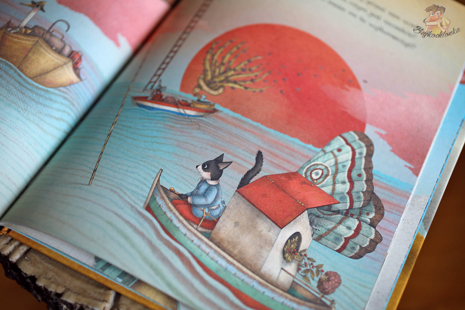 Podróż łódką ku odpowiedzi – baśniowy kadr z „Kto mi powie, czym jest szczęście?” (Tortolini & Somà, Wydawnictwo Tako) – motyw drogi.