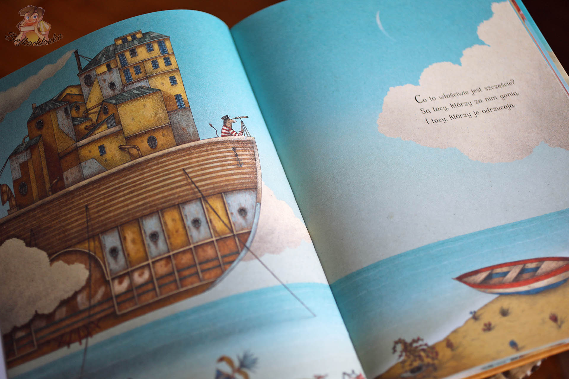 Mysz z lunetą na pokładzie „domu-statku” – symboliczne poszukiwanie szczęścia w książce Luca Tortoliniego i Marco Somy.