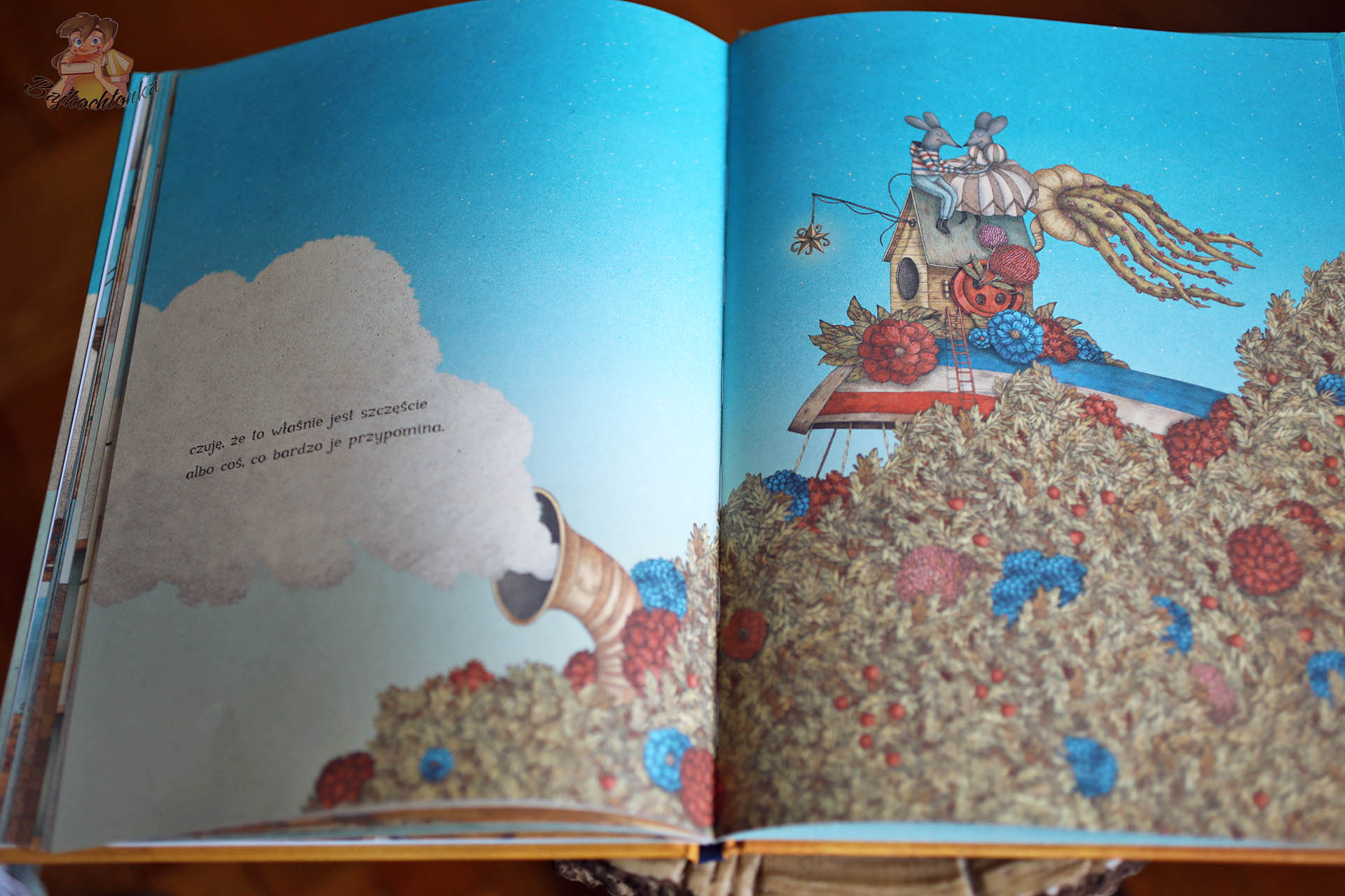 „Kto mi powie, czym jest szczęście?” – poetycka rozkładówka Marco Somy: myszki na dachu, jagodowy gąszcz i niebo pełne obietnic.