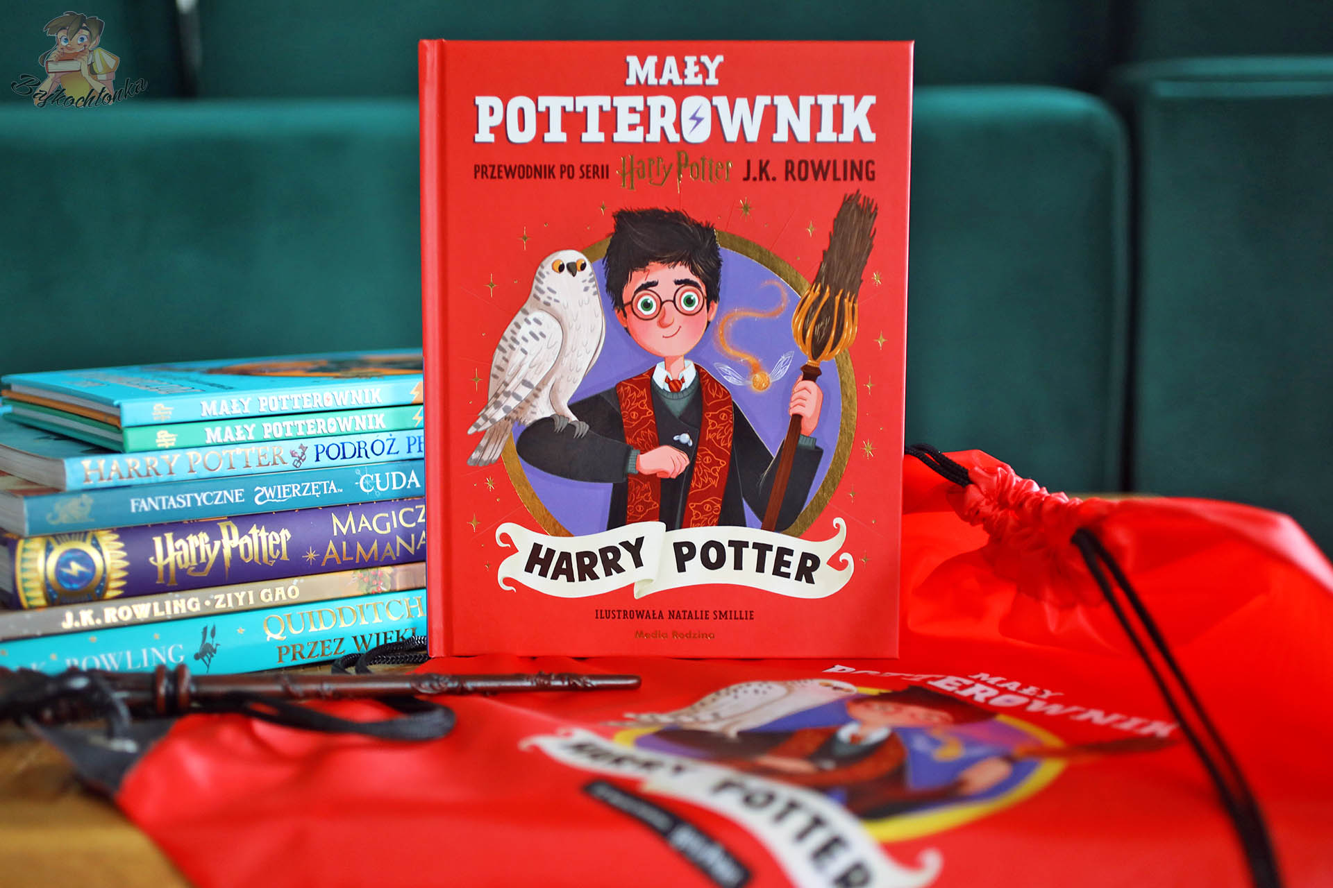 „Mały potterownik: Harry Potter” – okładka z czerwonym workiem i stos książek o Harrym Potterze