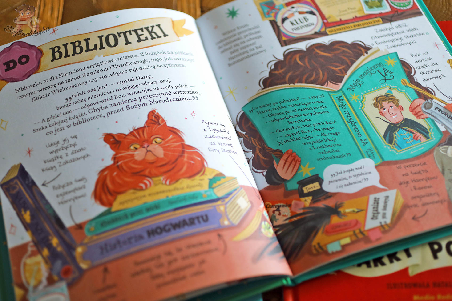 Strona „Do biblioteki” – Hermiona z książką, kot Krzywołap i klubowe plakietki; ciekawostki szkolne z Hogwartu