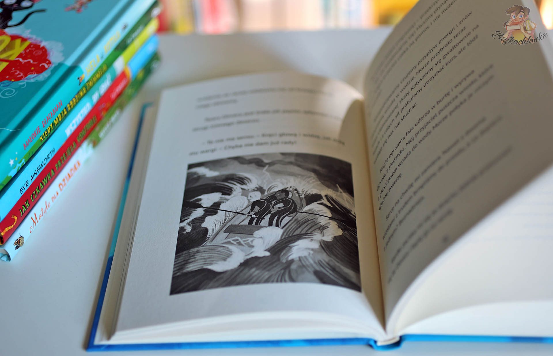 Ilustracja ze sztormem i bohaterami książki Pieśń wieloryba Jasbinder Bilan, seria To się czyta, wydawnictwo Dwukropek