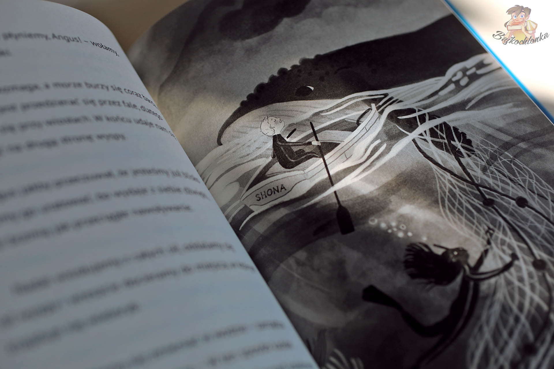 Fragment książki Pieśń wieloryba – ilustracja z wielorybem, łodzią i dziećmi, Dwukropek