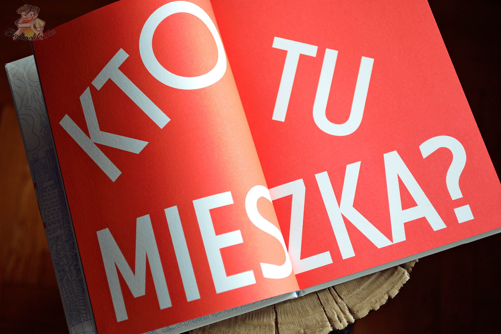 Rozkładówka typograficzna „Kto tu mieszka?” w książce Po co nam sztuka?