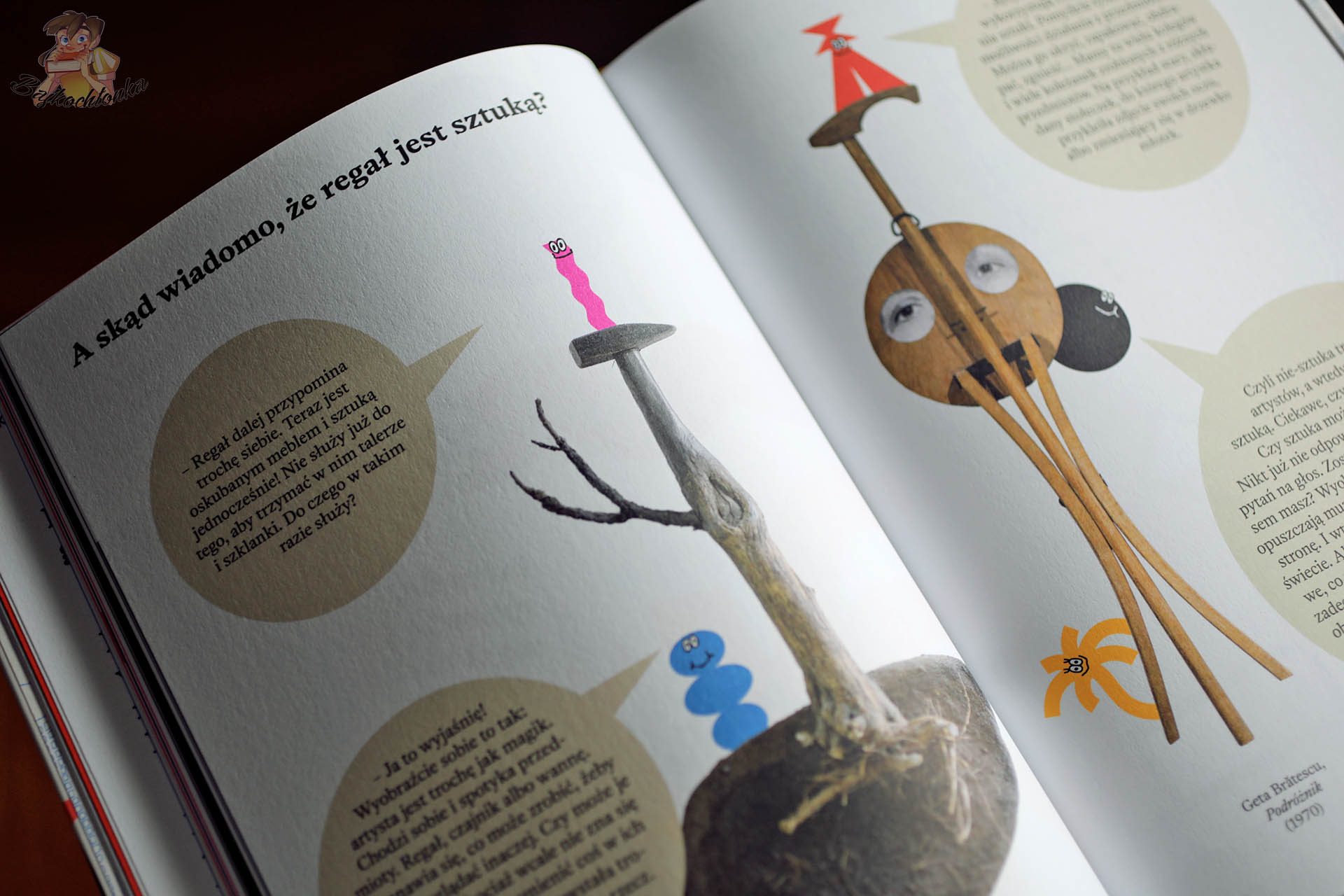 „A skąd wiadomo, że regał jest sztuką?” – strona z ilustracjami obiektów i dymkami w Po co nam sztuka?