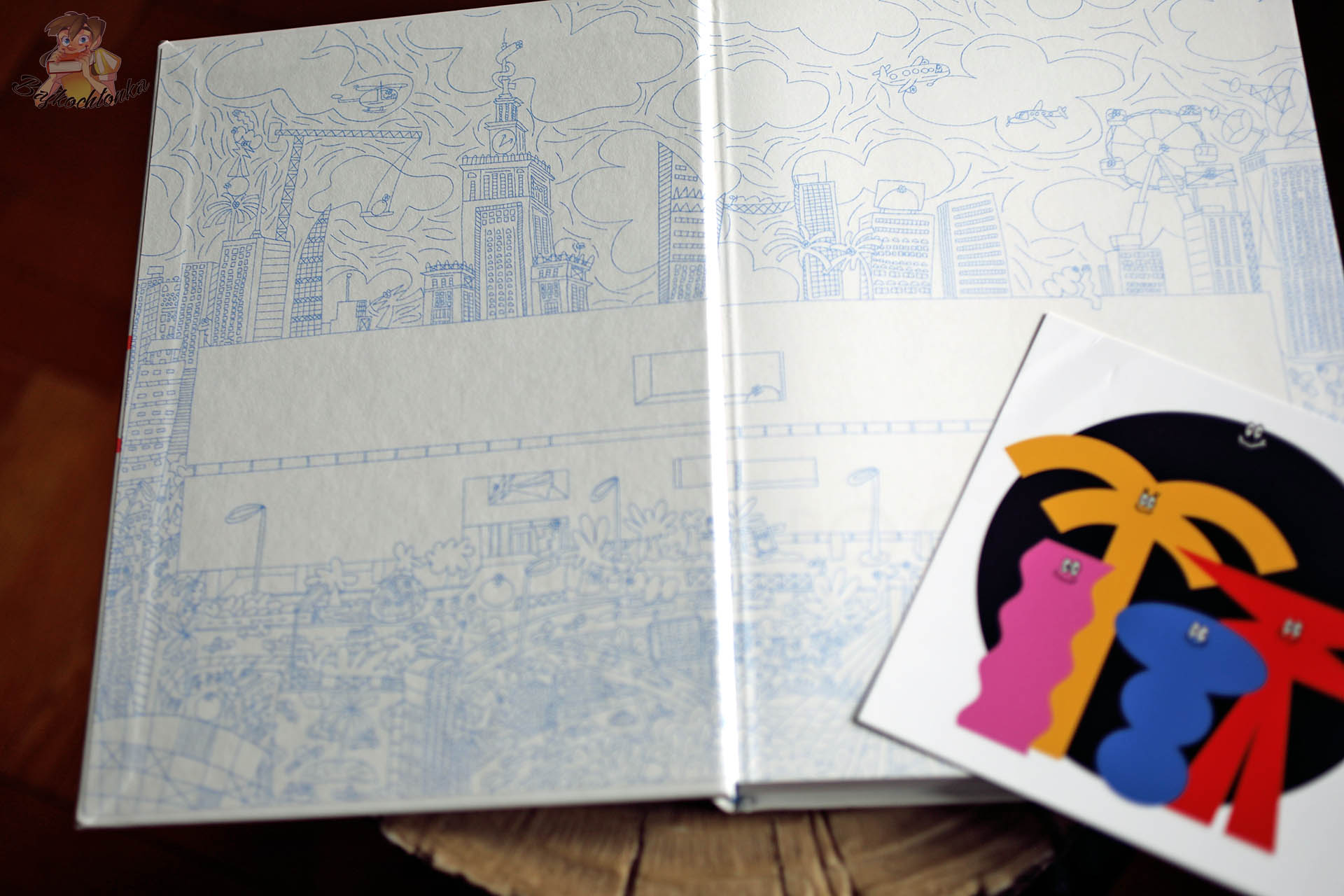 Wyklejka z rysunkową panoramą miasta i naklejką przewodników – Po co nam sztuka?