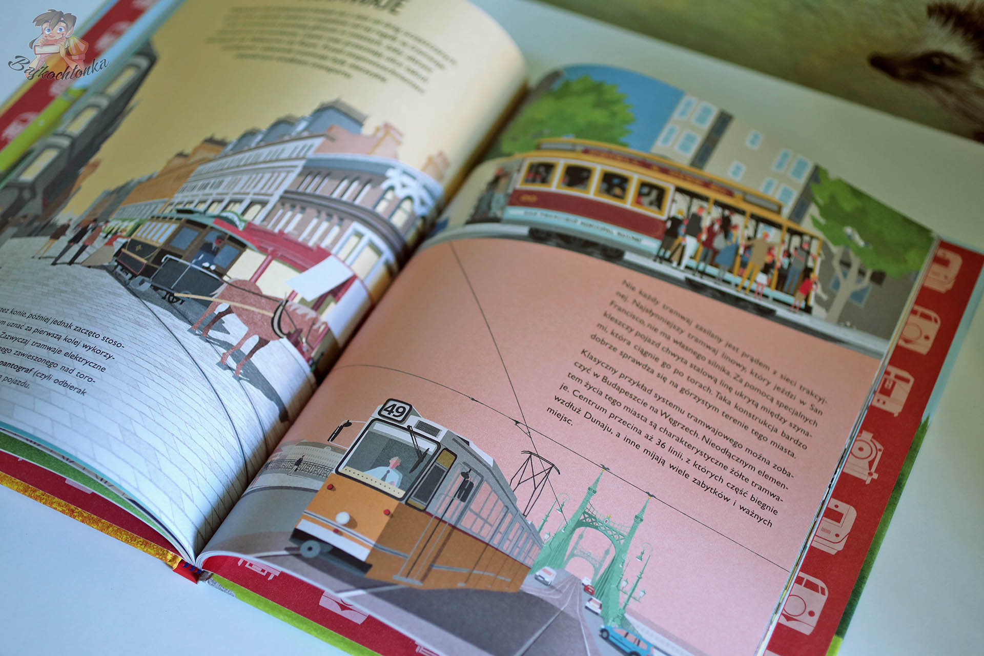 Ilustracja tramwajów i miasta w książce „Pociągi. Fascynujący świat kolei”
