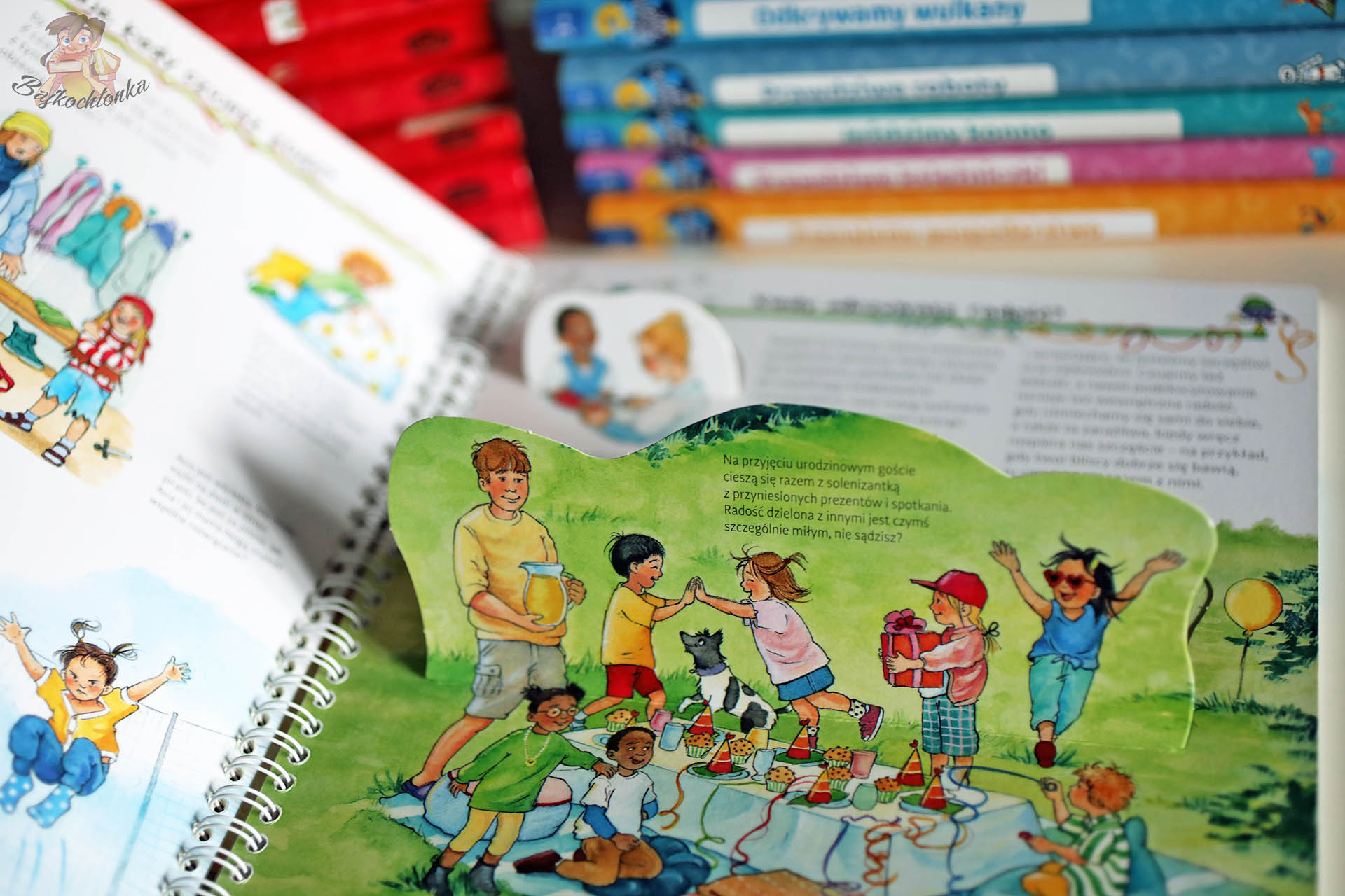 Okienko z przyjęciem urodzinowym – radość i dzielenie się w Poznajemy emocje.