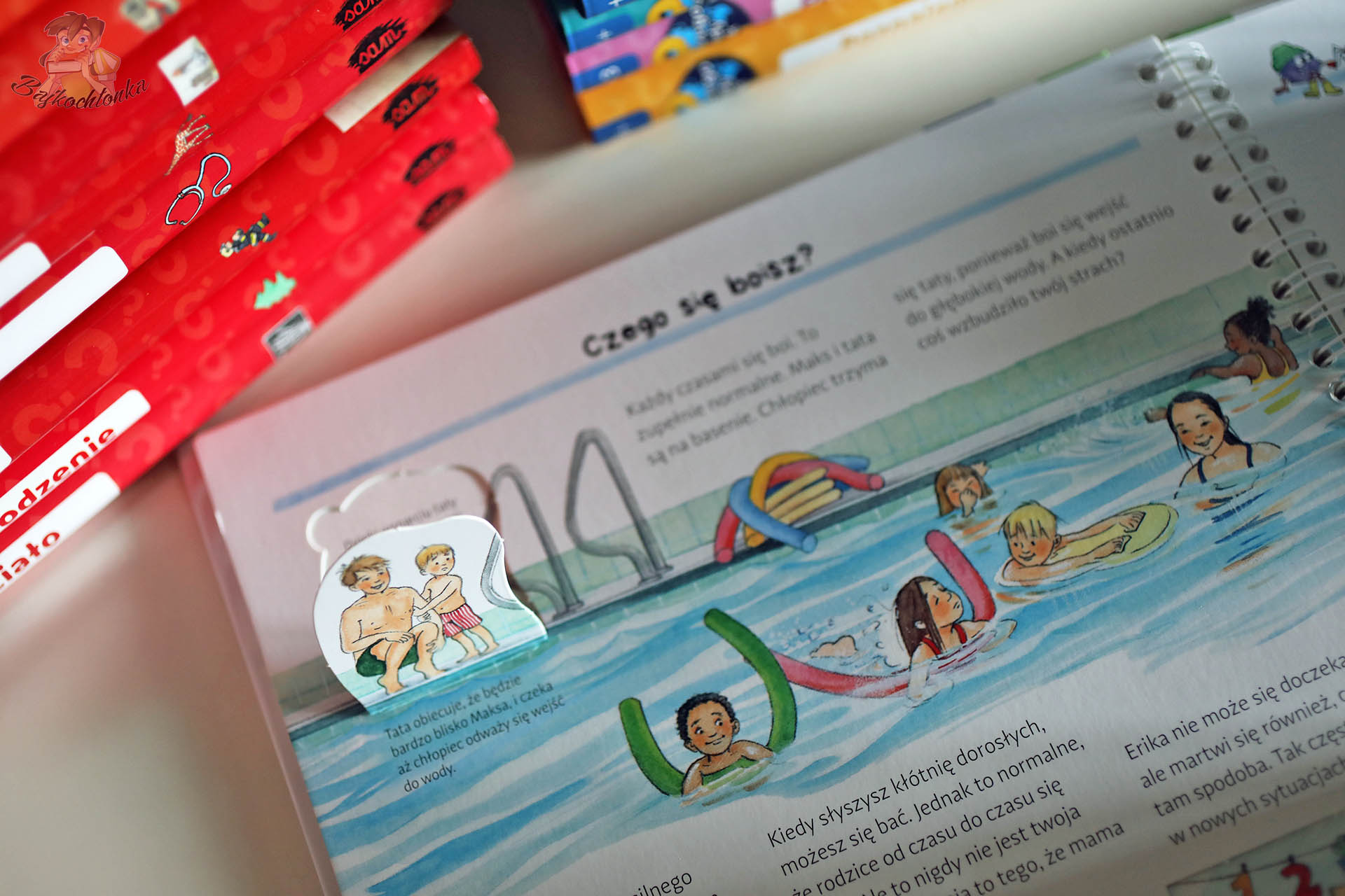 Rozkładówka „Czego się boisz?” z okienkiem – scena na basenie z książki Poznajemy emocje.