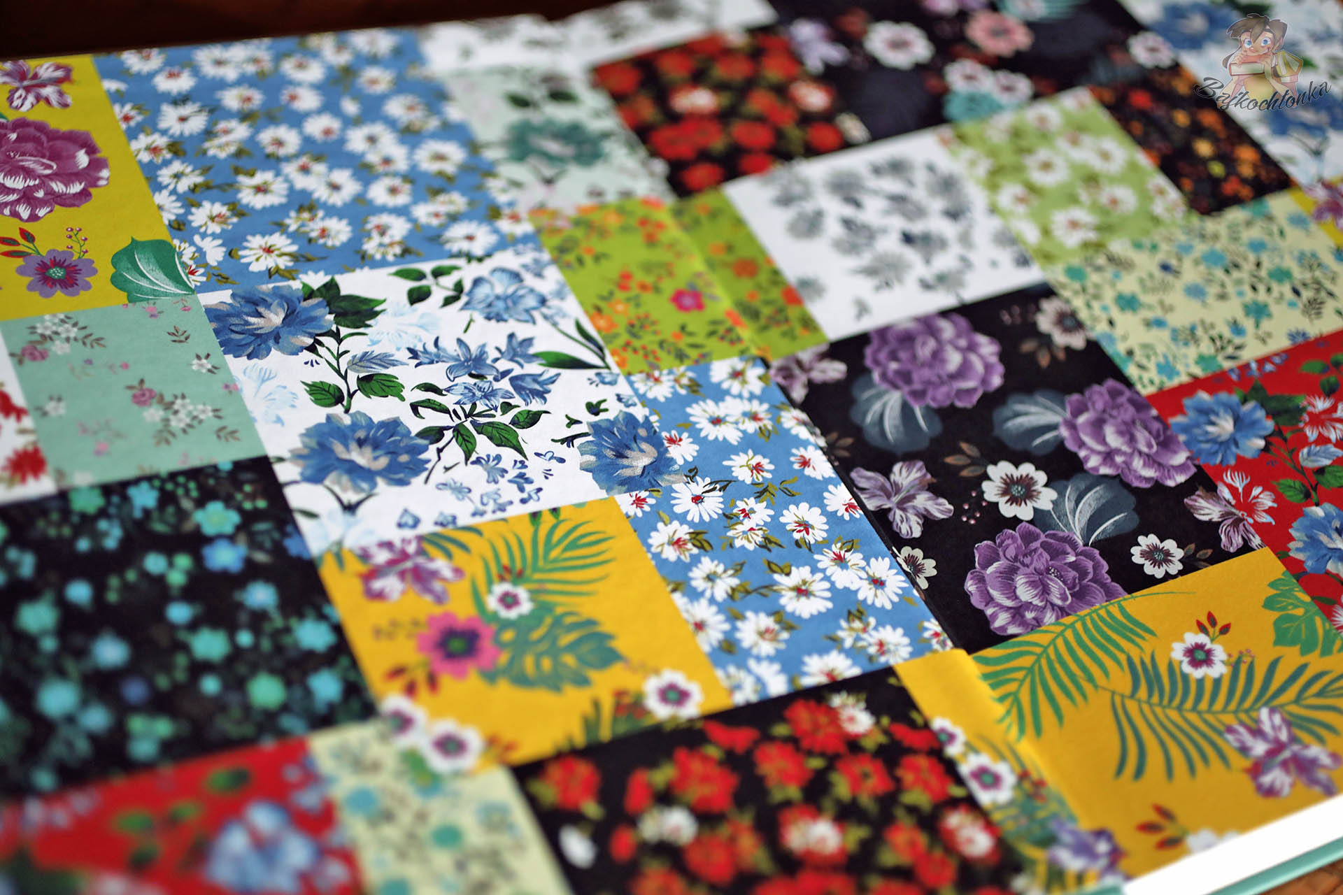 Wyklejka albumu: kwiatowy patchwork nawiązujący do wzorów tkanin.