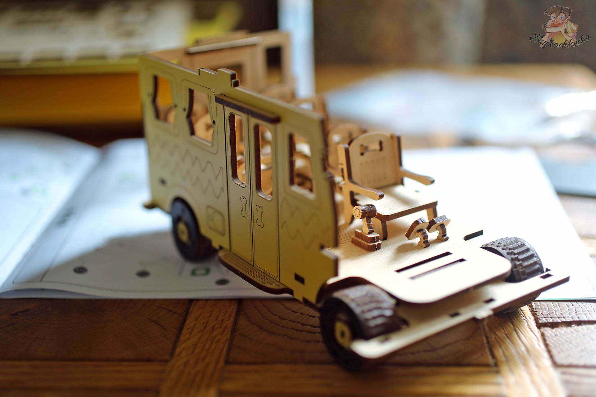 Budowa Puremind 1204 w toku – szkielet autobusu i pierwszy montaż siedzeń