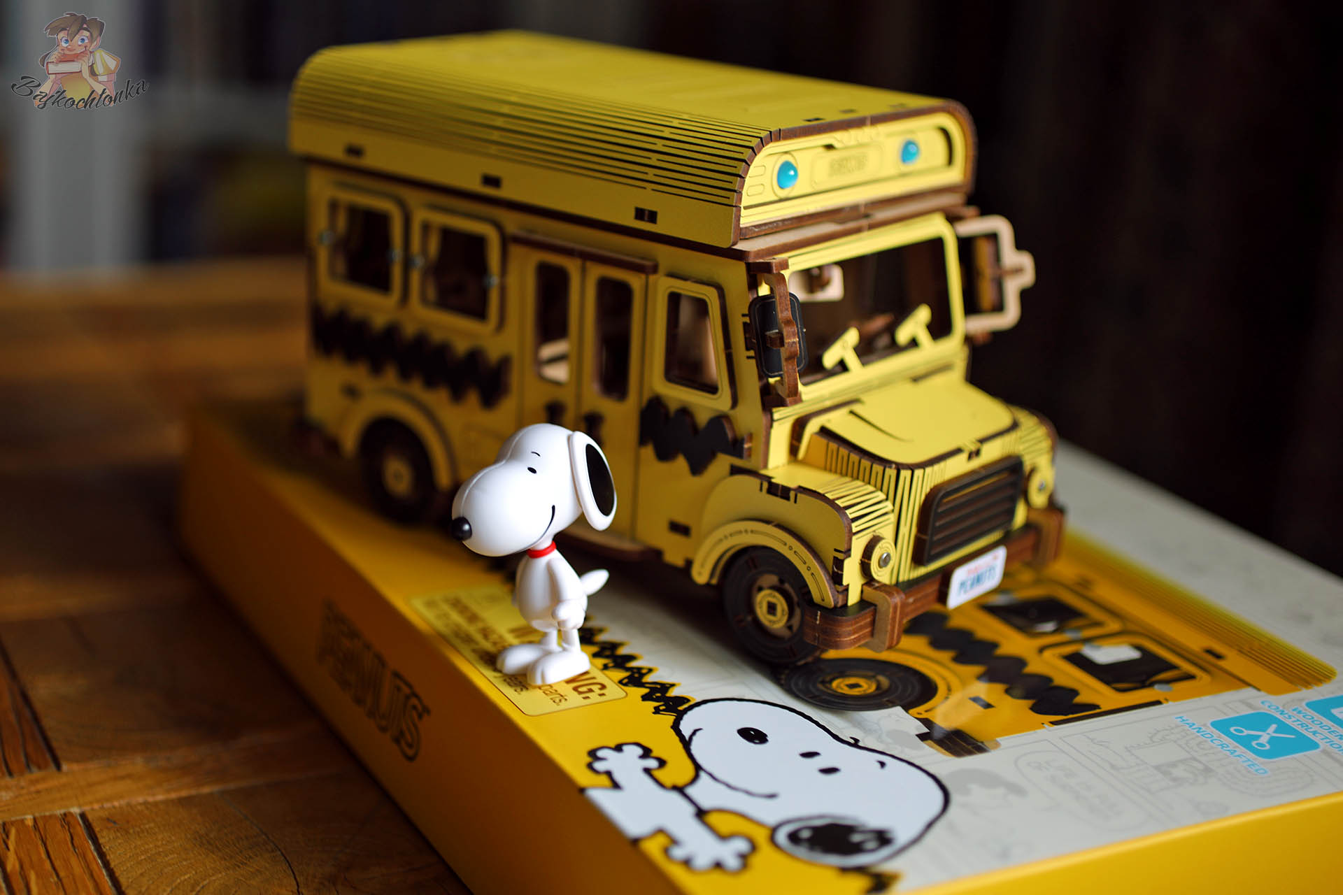 Model Puremind 1204 na pudełku z dołączoną figurką Snoopy’ego – widok 3/4 przód