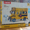 Pudełko zestawu Puremind x Peanuts – School Bus 1204 z grafiką modelu i figurką Snoopy’ego