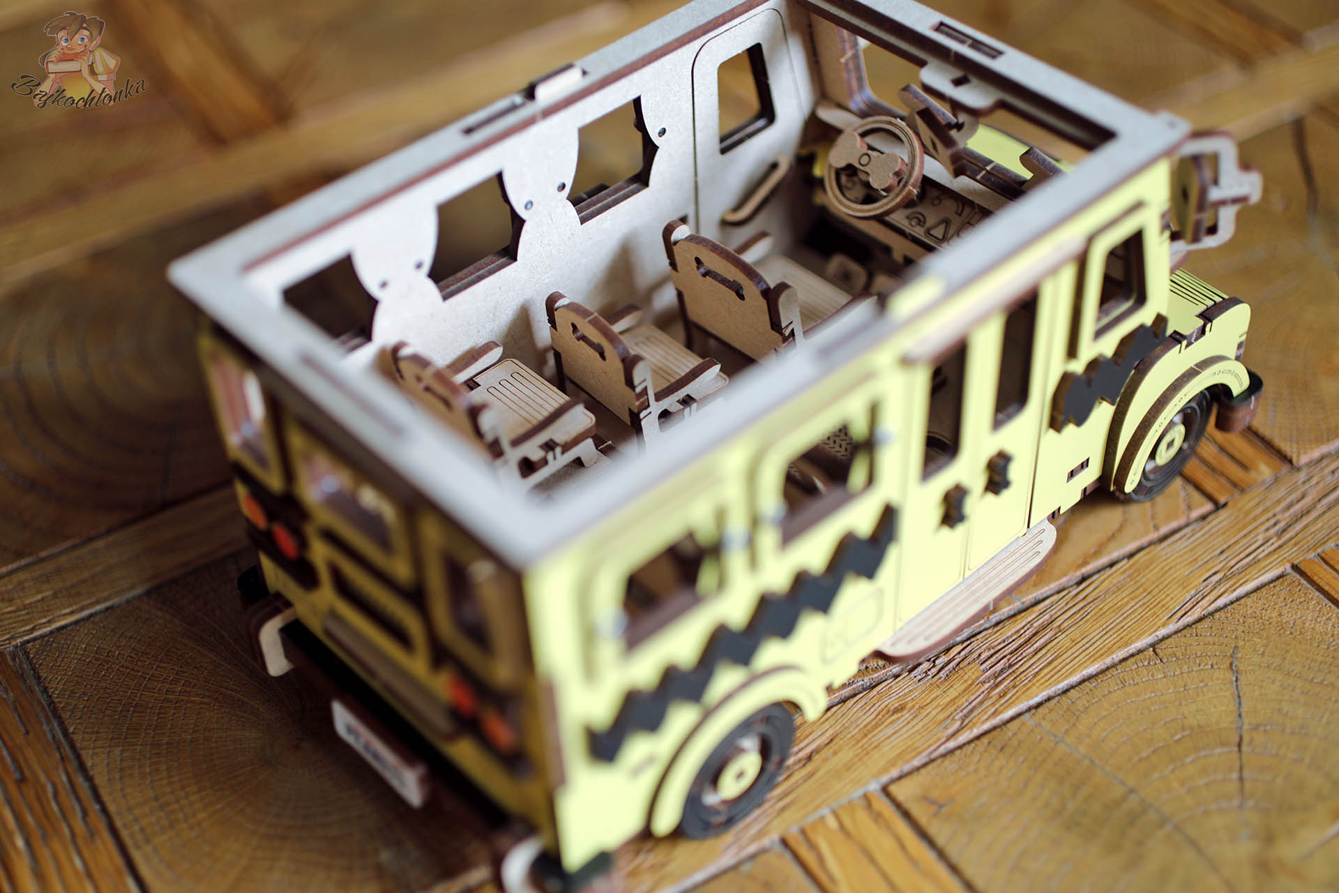 Wnętrze modelu Puremind 1204 – siedzenia pasażerów i kierownica