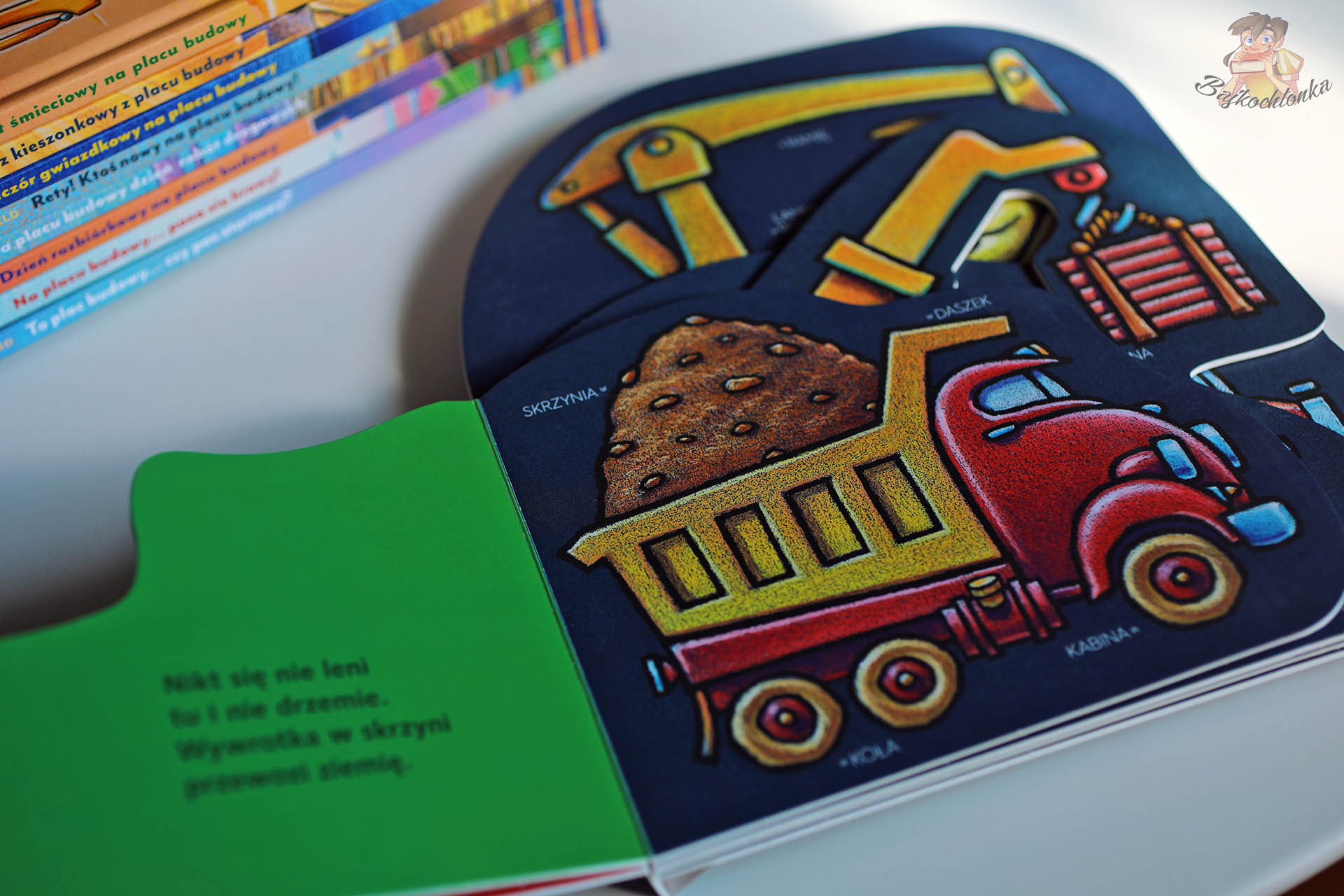 Wywrotka z ładunkiem – podpisane elementy pojazdu w kartonówce Snów kolorowych, placu budowy. Co robią maszyny?