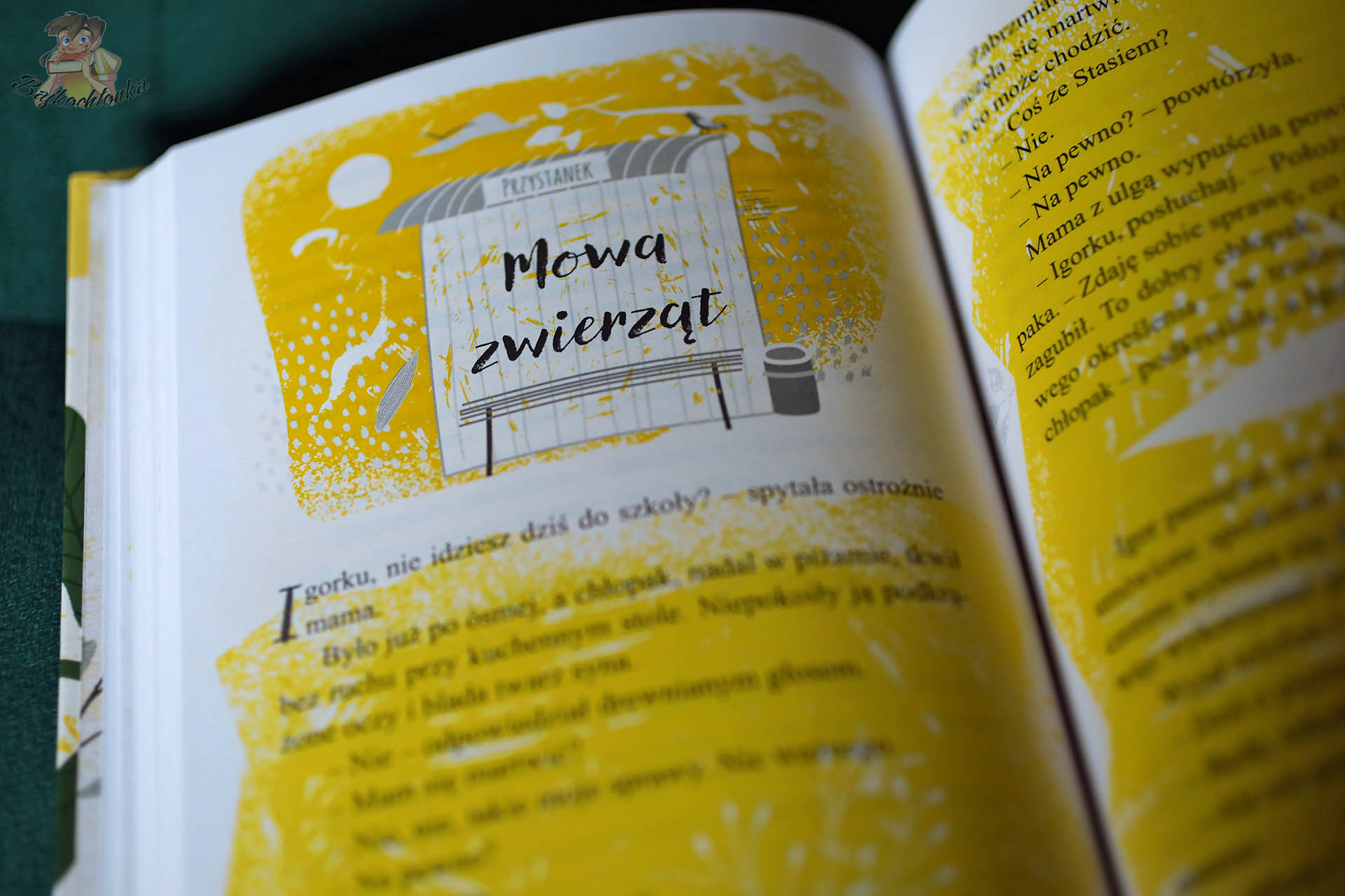 Strona tytułowa rozdziału „Mowa zwierząt” w „Szczygłach”, stylizowana na przystanek z żółtym tłem.
