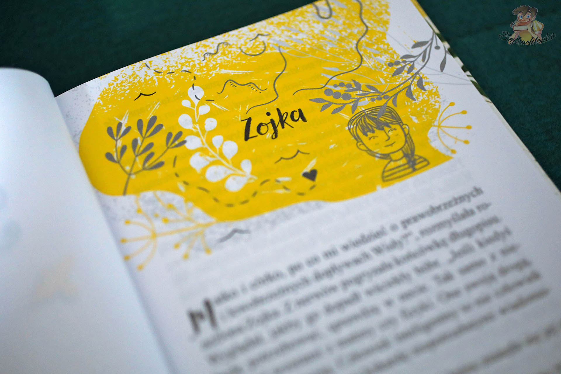 Strona z rozdziałem „Zojka” w „Szczygłach”; żółty element graficzny z ornamentami i rysunkiem bohaterki.