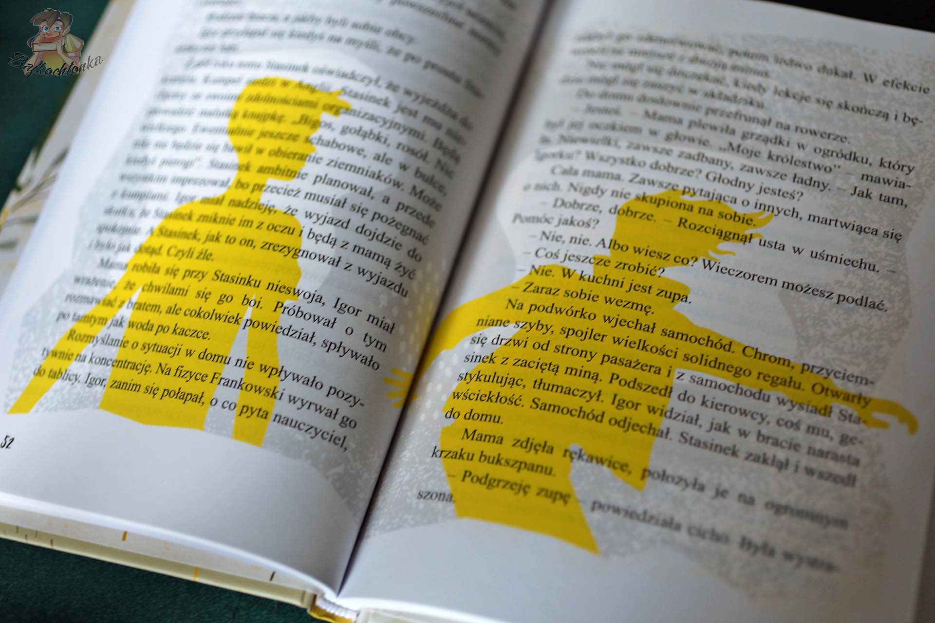 Wewnętrzna rozkładówka „Szczygłów” z żółtymi sylwetkami postaci, akcentującymi dwugłos opowieści.Wewnętrzna rozkładówka „Szczygłów” z żółtymi sylwetkami postaci, akcentującymi dwugłos opowieści.