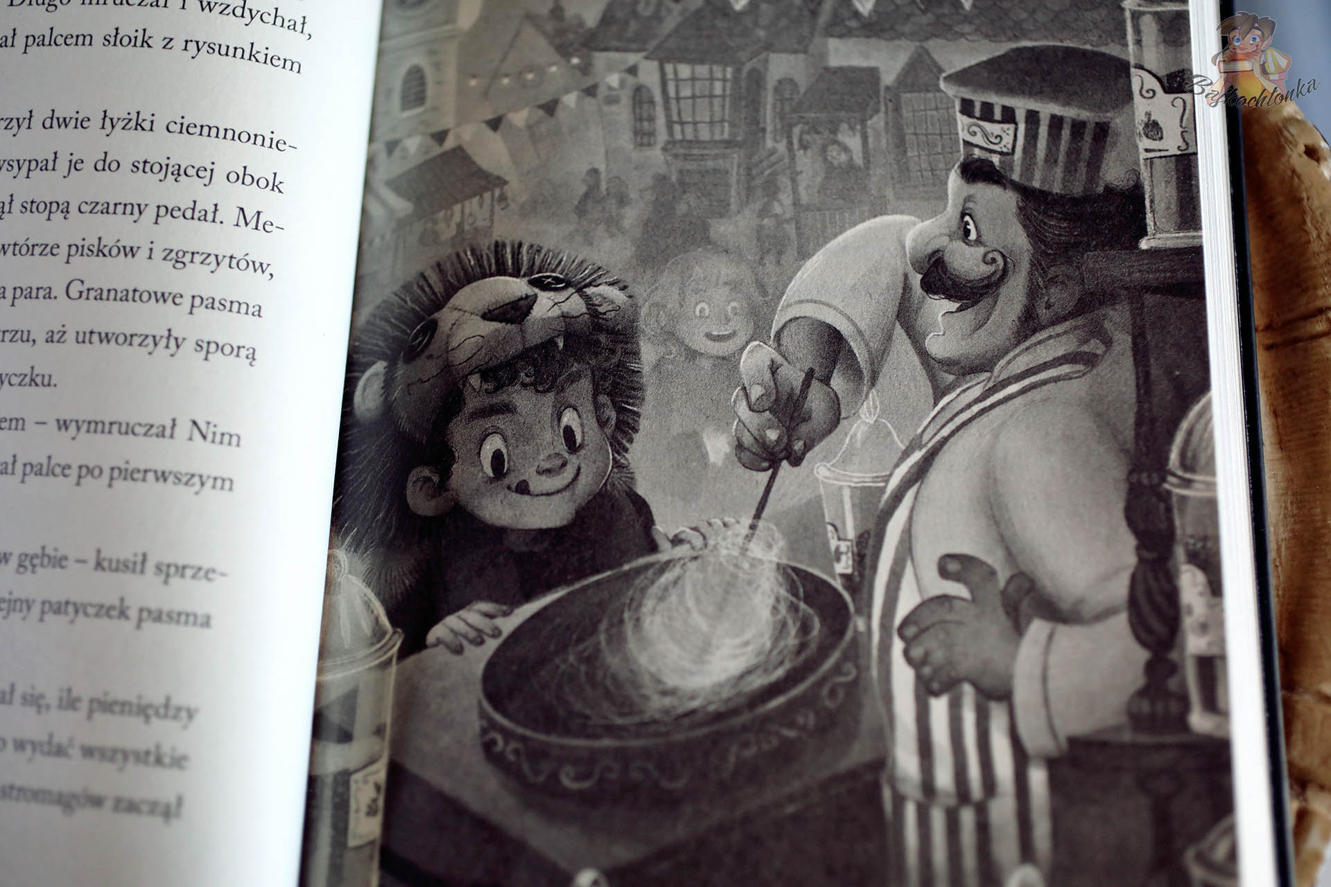 Ilustracja z Szkoły Astromagów – jarmark, uczeń i cukiernik przygotowujący słodycze