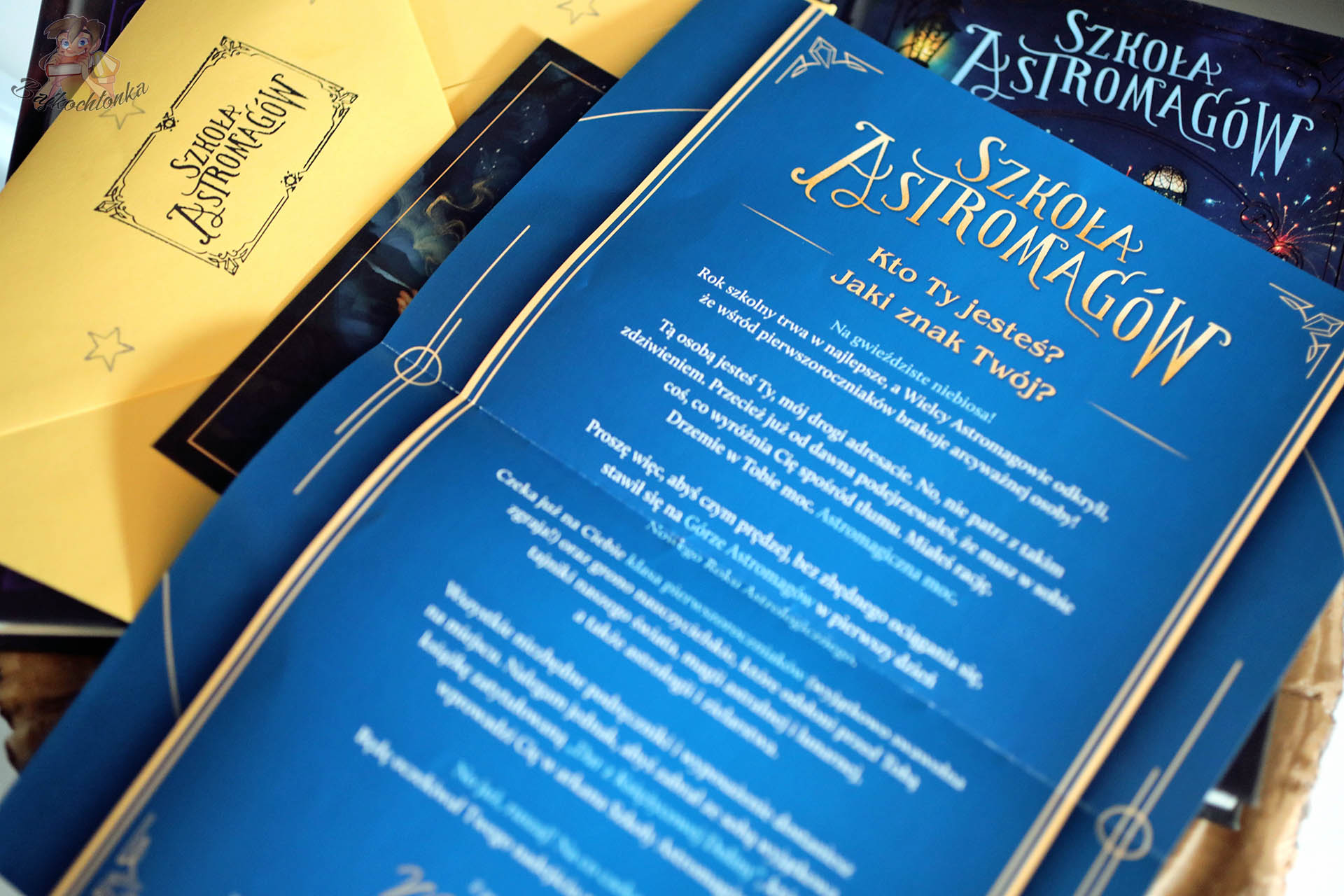 Szkoła Astromagów – list-zaproszenie „Kto Ty jestes? Jaki znak Twoj?” z kopertą i materiałami serii