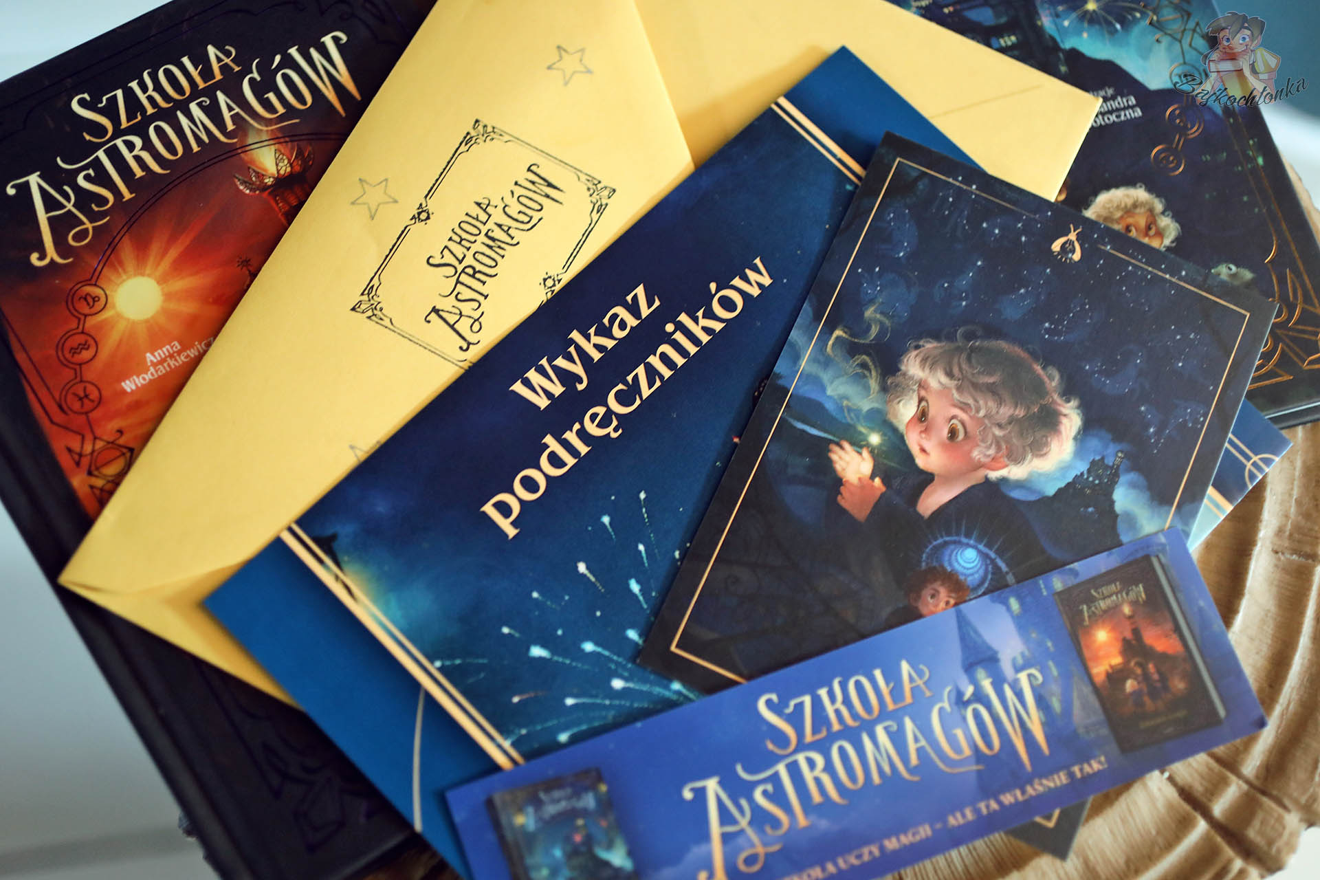 Szkoła Astromagów – materiały dodatkowe: wykaz podręczników, pocztówki i zakładka z bohaterami
